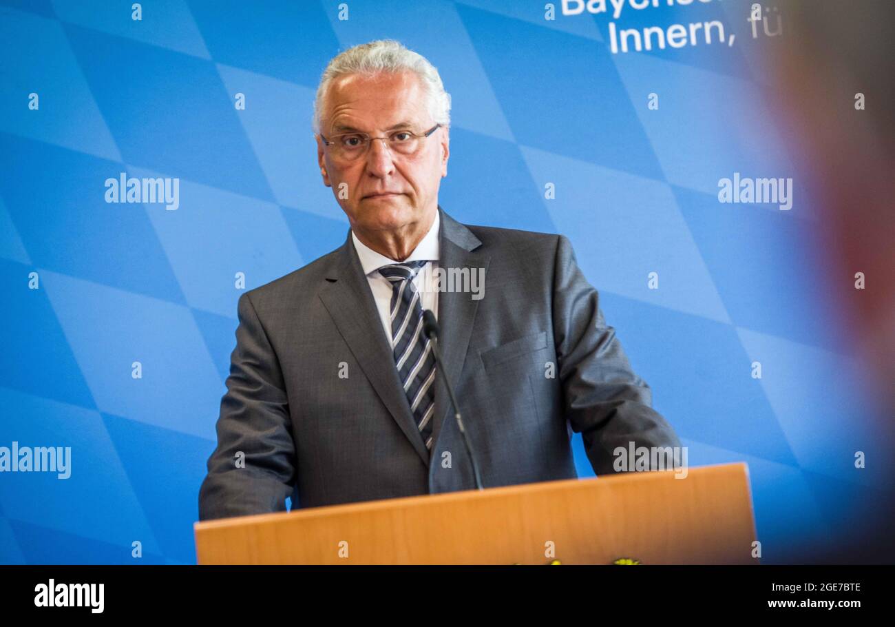 München, Bayern, Deutschland. August 2021. JOACHIM HERRMANN, Bayerischer Innenminister. Neben ROLAND KERSCHER, dem Vizepräsidenten der Bayerischen Polizei Oberbayern Nord, sah sich der bayerische Innenminister JOACHIM HERRMANN die neueste Technologie an, die bei der Beunruhigung über Kriminelle auf dem Internationalen Flughafen München zum Einsatz kommt. Dazu gehören Drohnen, intelligente Videogeräte und sogar Ballons. Die Teams zeigten mobile Kommunikationsfahrzeuge, Satelliten-Uplinks und mobile Datenrelais-Stationen an, die eine Echtzeitverarbeitung und Gesichtserkennung ermöglichen. (Bild: © Sachelle Babbar/ZUMA Pres Stockfoto