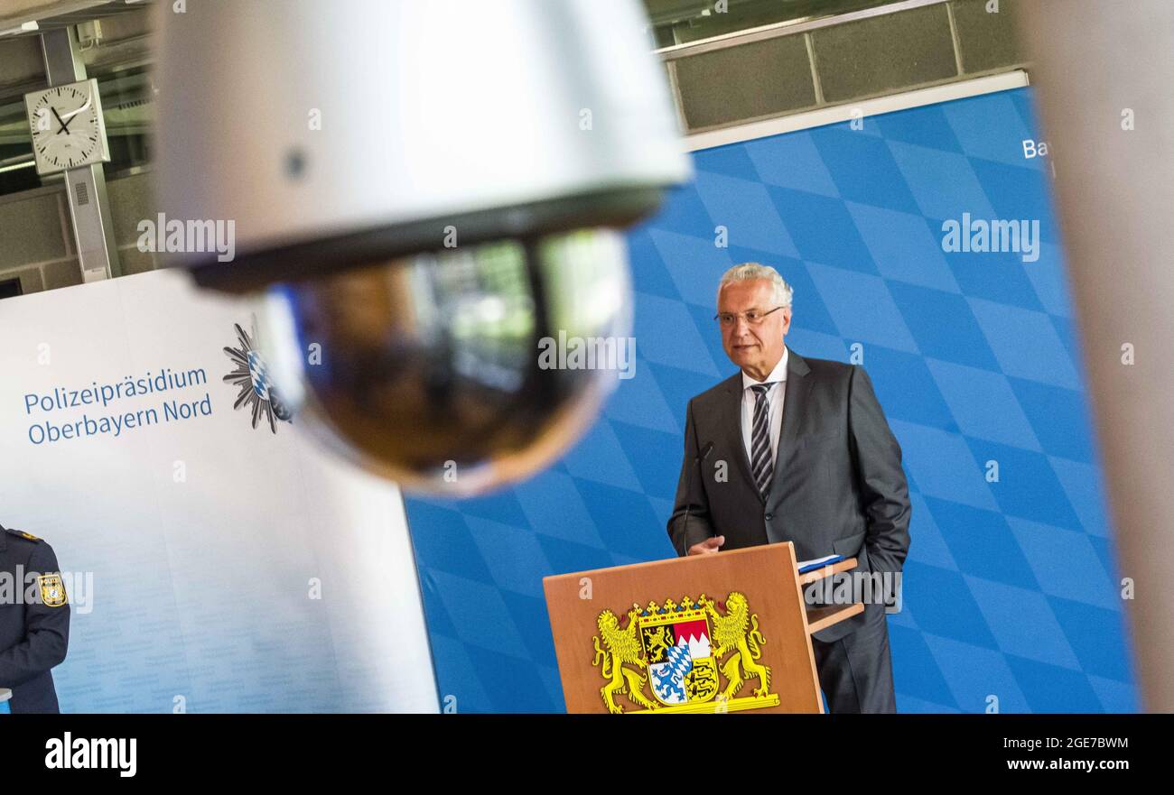 München, Bayern, Deutschland. August 2021. JOACHIM HERRMANN, Bayerischer Innenminister. Neben ROLAND KERSCHER, dem Vizepräsidenten der Bayerischen Polizei Oberbayern Nord, sah sich der bayerische Innenminister JOACHIM HERRMANN die neueste Technologie an, die bei der Beunruhigung über Kriminelle auf dem Internationalen Flughafen München zum Einsatz kommt. Dazu gehören Drohnen, intelligente Videogeräte und sogar Ballons. Die Teams zeigten mobile Kommunikationsfahrzeuge, Satelliten-Uplinks und mobile Datenrelais-Stationen an, die eine Echtzeitverarbeitung und Gesichtserkennung ermöglichen. (Bild: © Sachelle Babbar/ZUMA Pres Stockfoto