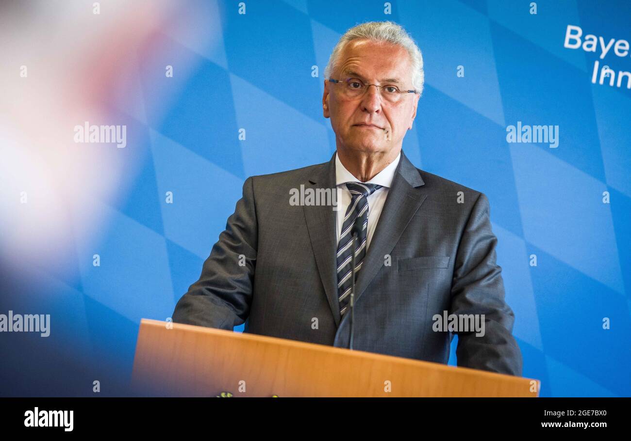 München, Bayern, Deutschland. August 2021. JOACHIM HERRMANN, Bayerischer Innenminister. Neben ROLAND KERSCHER, dem Vizepräsidenten der Bayerischen Polizei Oberbayern Nord, sah sich der bayerische Innenminister JOACHIM HERRMANN die neueste Technologie an, die bei der Beunruhigung über Kriminelle auf dem Internationalen Flughafen München zum Einsatz kommt. Dazu gehören Drohnen, intelligente Videogeräte und sogar Ballons. Die Teams zeigten mobile Kommunikationsfahrzeuge, Satelliten-Uplinks und mobile Datenrelais-Stationen an, die eine Echtzeitverarbeitung und Gesichtserkennung ermöglichen. (Bild: © Sachelle Babbar/ZUMA Pres Stockfoto