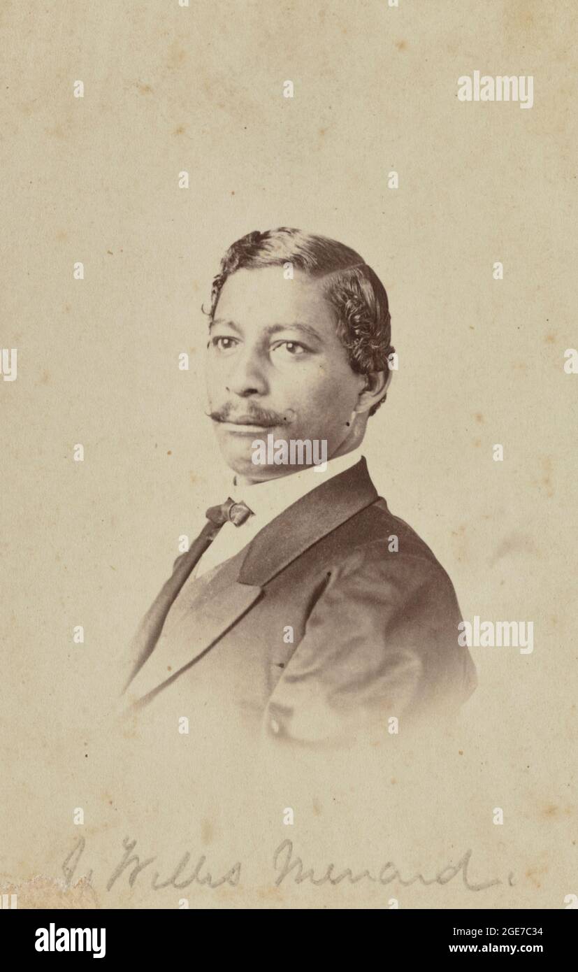 Porträt von John Willis Menard, um 1870 - die Fotografie zeigt ein Kopf-Schulter-Porträt des politischen Aktivisten und Autors John Willis Menard (1838-1893). Im Jahr 1868 wurde Menard der erste Afroamerikaner, der aus dem 2. Kongressbezirk Louisianas in das US-Repräsentantenhaus gewählt wurde. Die Wahlergebnisse wurden von seinem Gegner, Caleb S. Hunt, bestritten, was dazu führte, dass der Kongress Menard seinen Sitz verweigerte. Am 27. Februar 1869 wurde Menard jedoch der erste Afroamerikaner, der vor der Kammer sprechen konnte. Als der Wahlausschuss des Parlaments keine endgültige Entscheidung über die Wählerschaft treffen konnte Stockfoto