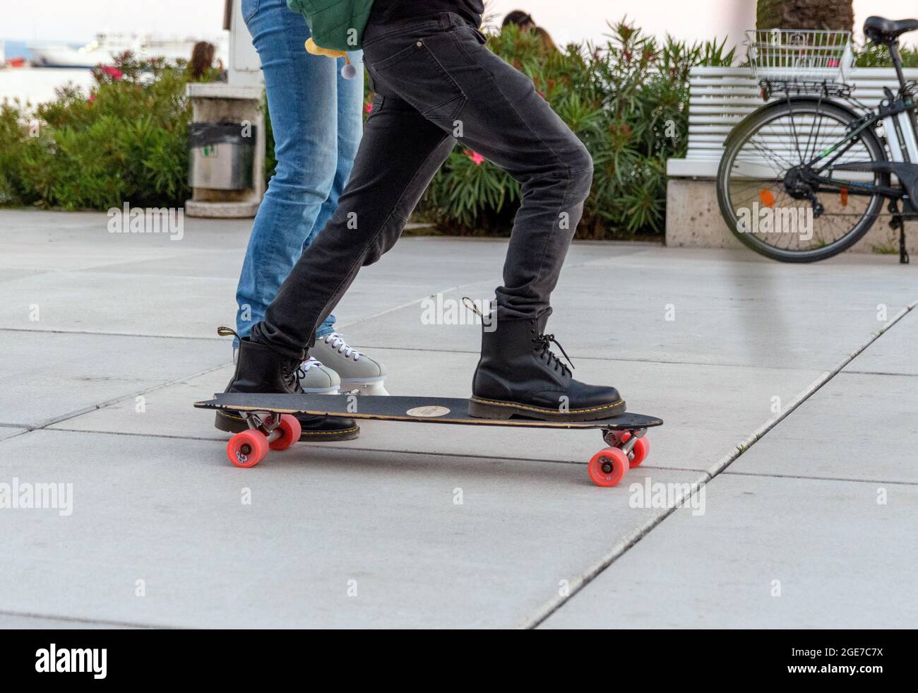 Low-Section-Bild von Teenage-Paar auf Skateboard und Rollschuhe in der  Stadt Stockfotografie - Alamy