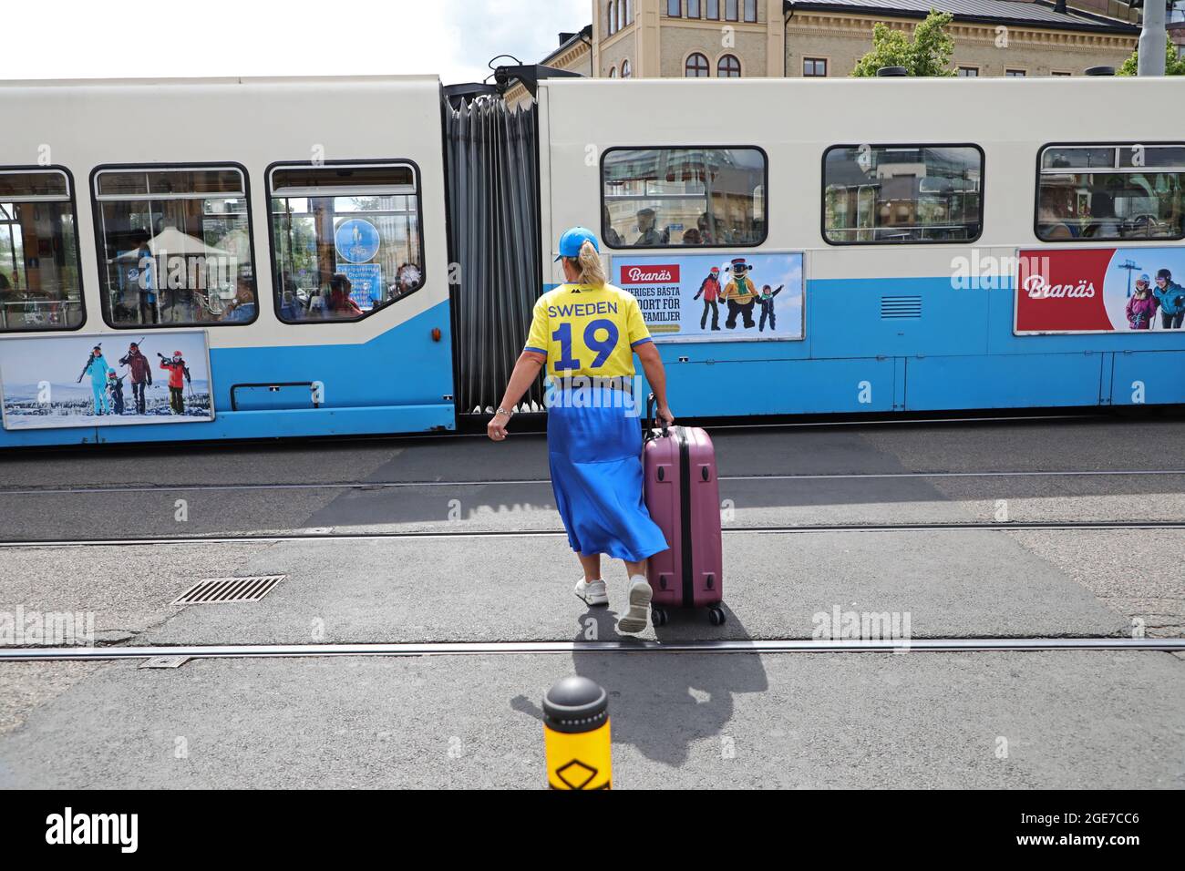 Eine Frau in einem schwedischen Nationalmannschaftstrikot im Zentrum von Göteborg. Stockfoto