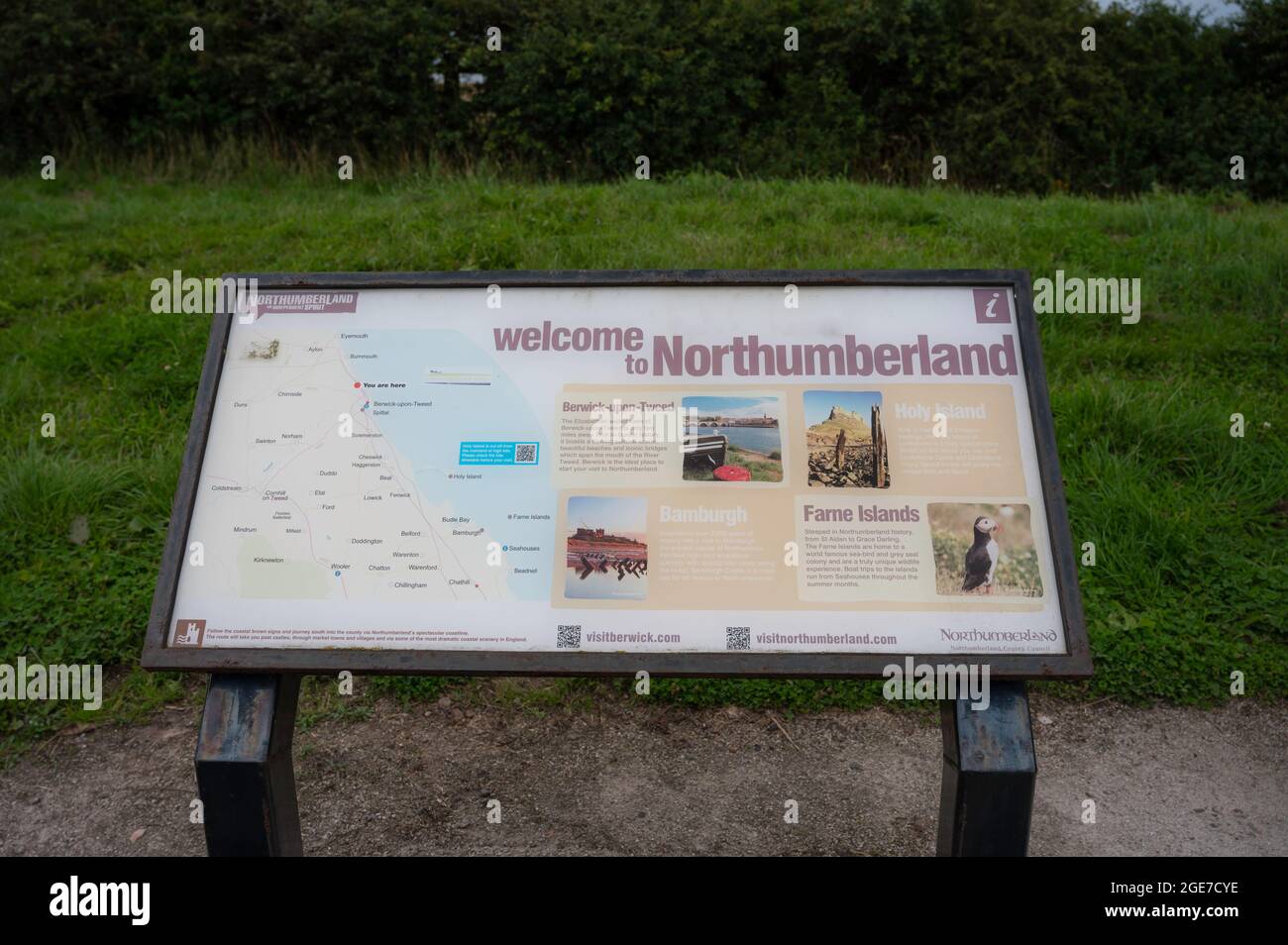 Willkommen bei Northumberland Schild an der englischen Grenze zu Schottland. Zeigt Karte und Sehenswürdigkeiten an. Der gesamte Text ist lesbar. Verschwommener Hintergrund von Gras. Stockfoto