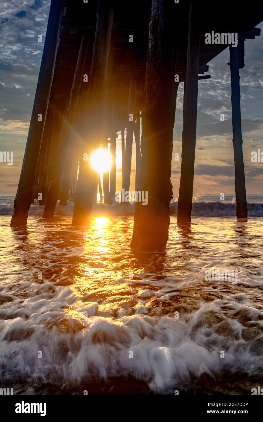 Sonnenaufgang am Nags Head Pier in North Carolina Stockfoto