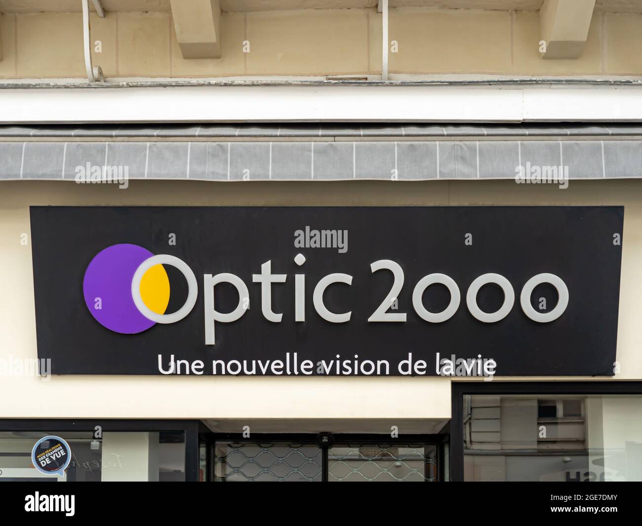 SABLE, FRANKREICH - 22. Jul 2021: Der berühmte FRONTLADEN DER MARKE OPTIC 2000 mit Logo und Beschilderung in Sable, Frankreich Stockfoto