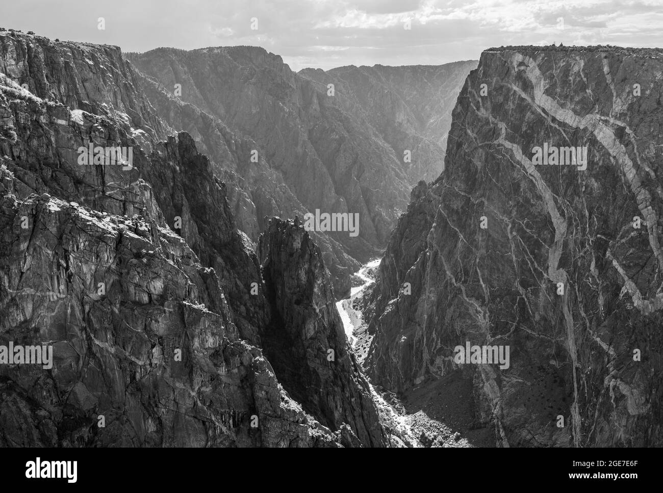 Black Canyon des Gunnison-Flusses in Schwarz und Weiß mit zwei Drachen, Black Canyon des Gunnison-Nationalparks, Colorado, USA. Stockfoto