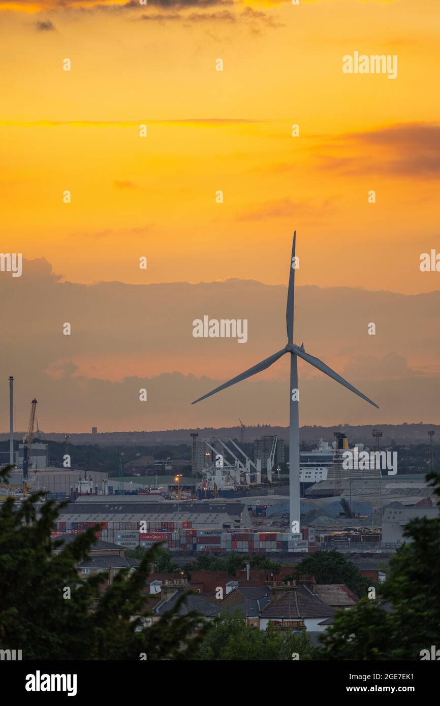 Windturbine in Tilbury Docks von Windmill Hill Gravesend Kent Stockfoto