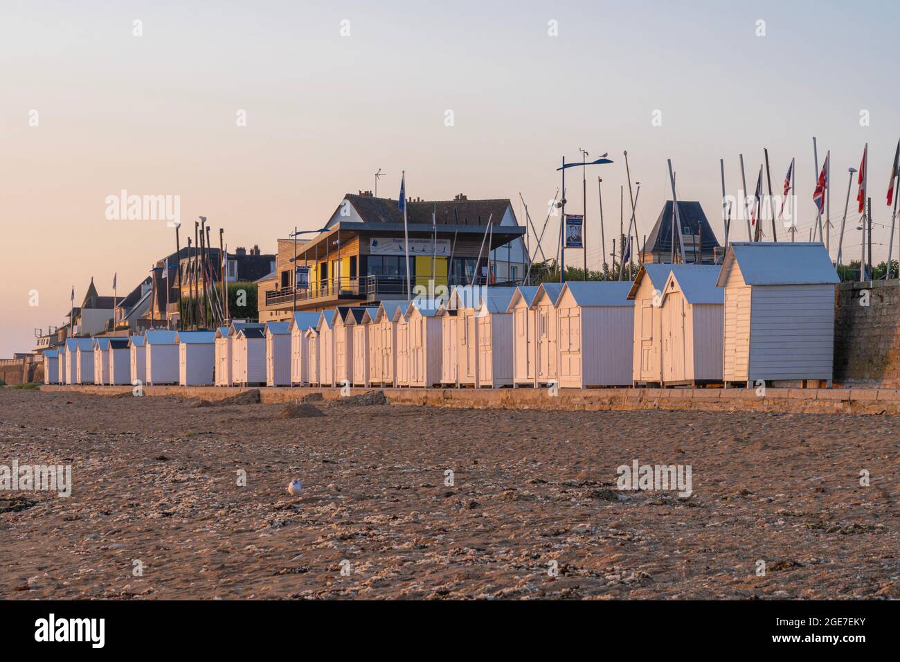 Langrune Sur Mer, Frankreich - 08 04 2020: Strandhütten am Strand bei Sonnenaufgang entlang der Meeresmauer Stockfoto