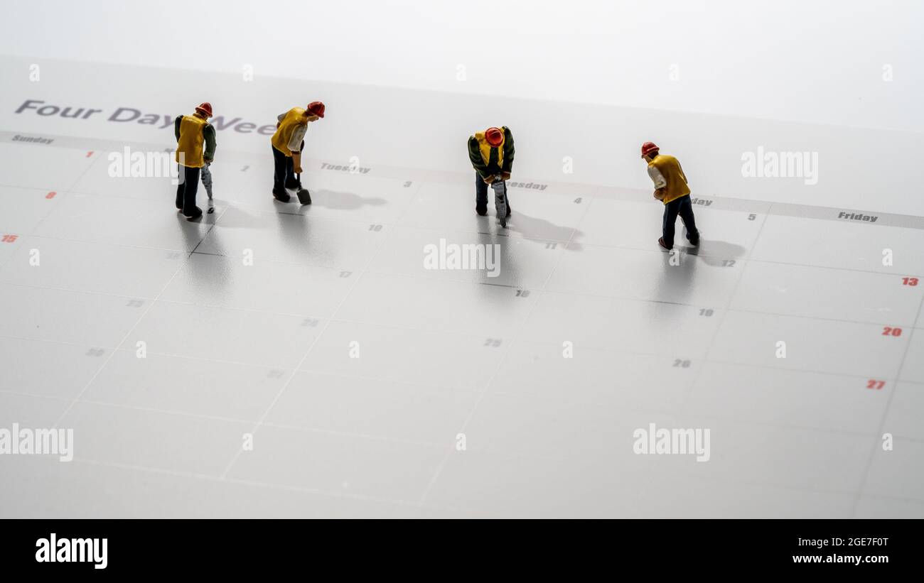 Gedruckter Kalender für eine 4-Tage-Woche, in dem die Wochenendtage in Rot mit kleinen Arbeitern in der Arbeitswoche angezeigt werden Stockfoto