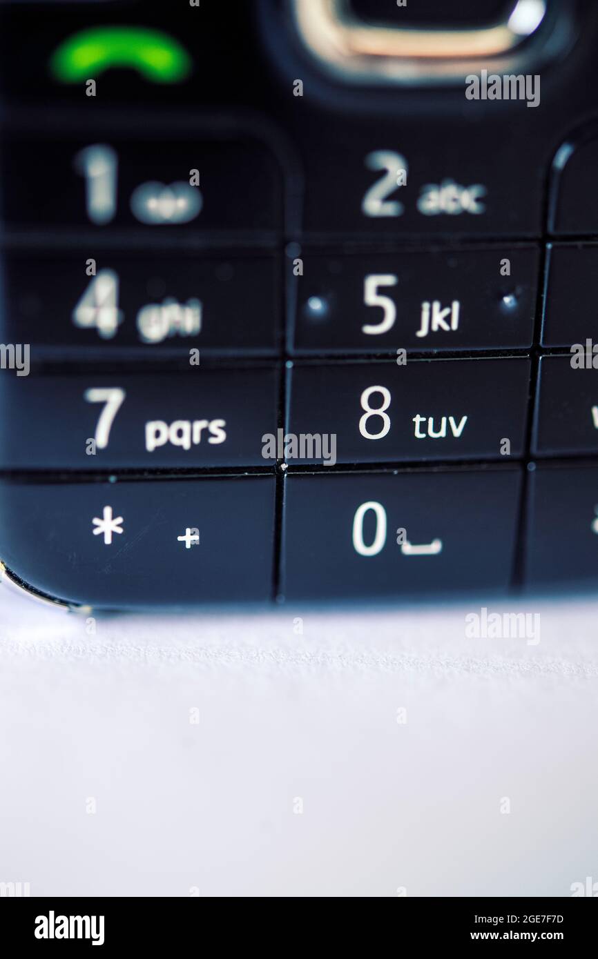 Drücken Sie die Tastennummern auf einem Mobiltelefon Stockfoto