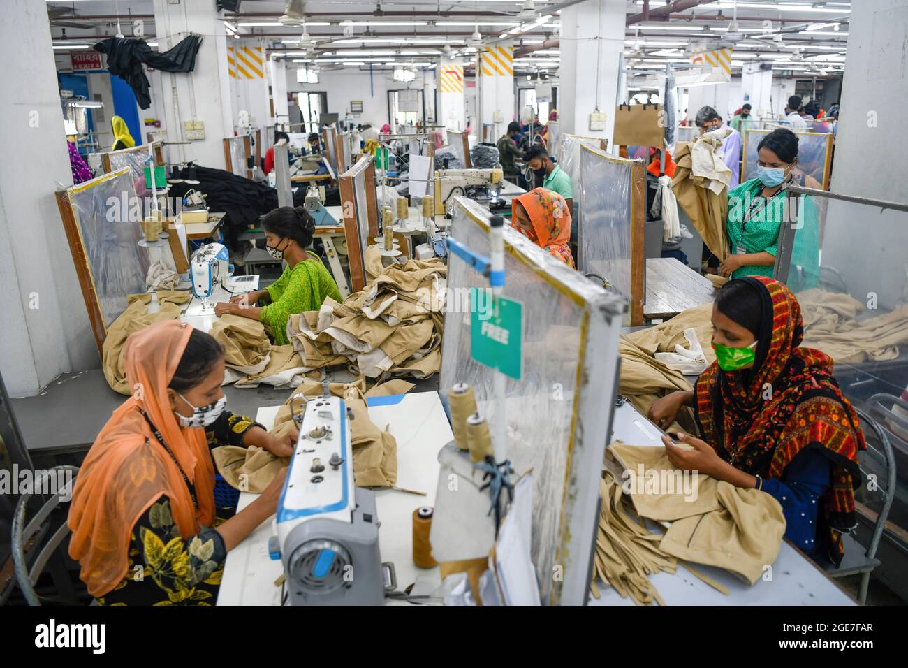 Dhaka, Bangladesch. August 2021. Mitarbeiter von Ready-Made Garment (RMG) arbeiten in der Bekleidungsfabrik Civil Engineering Limited in Dhaka getrennt durch Polyethylenfolien als Sicherheitsmaßnahme zur Reduzierung der Ausbreitung des Coronavirus. Kredit: SOPA Images Limited/Alamy Live Nachrichten Stockfoto