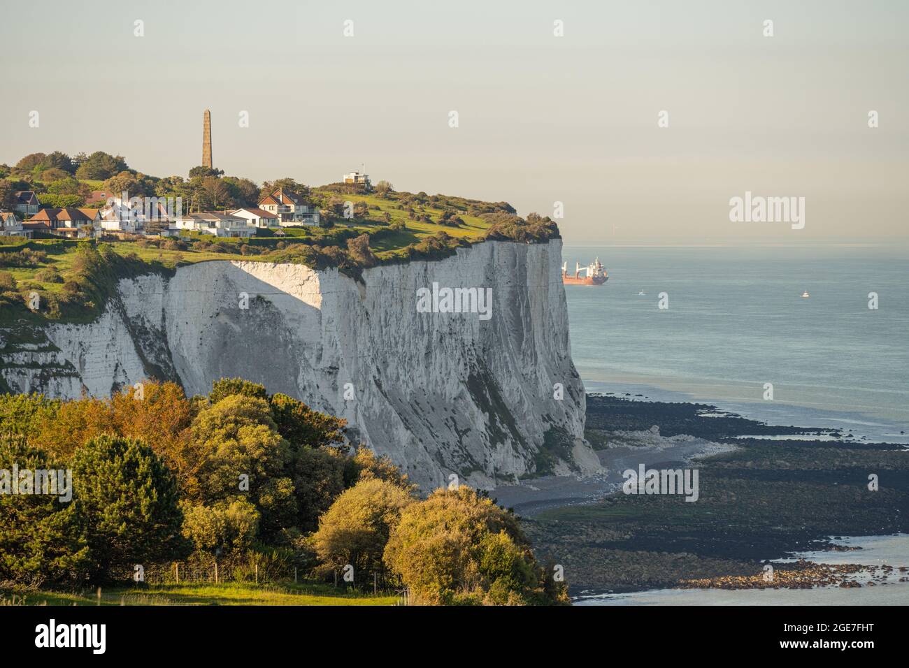 Blick auf das Dover Patrouillendenkmal auf den Klippen über St. Margaret’s Bay Kent. Aus der Nähe des südlichen Foreland Lighthouse Stockfoto