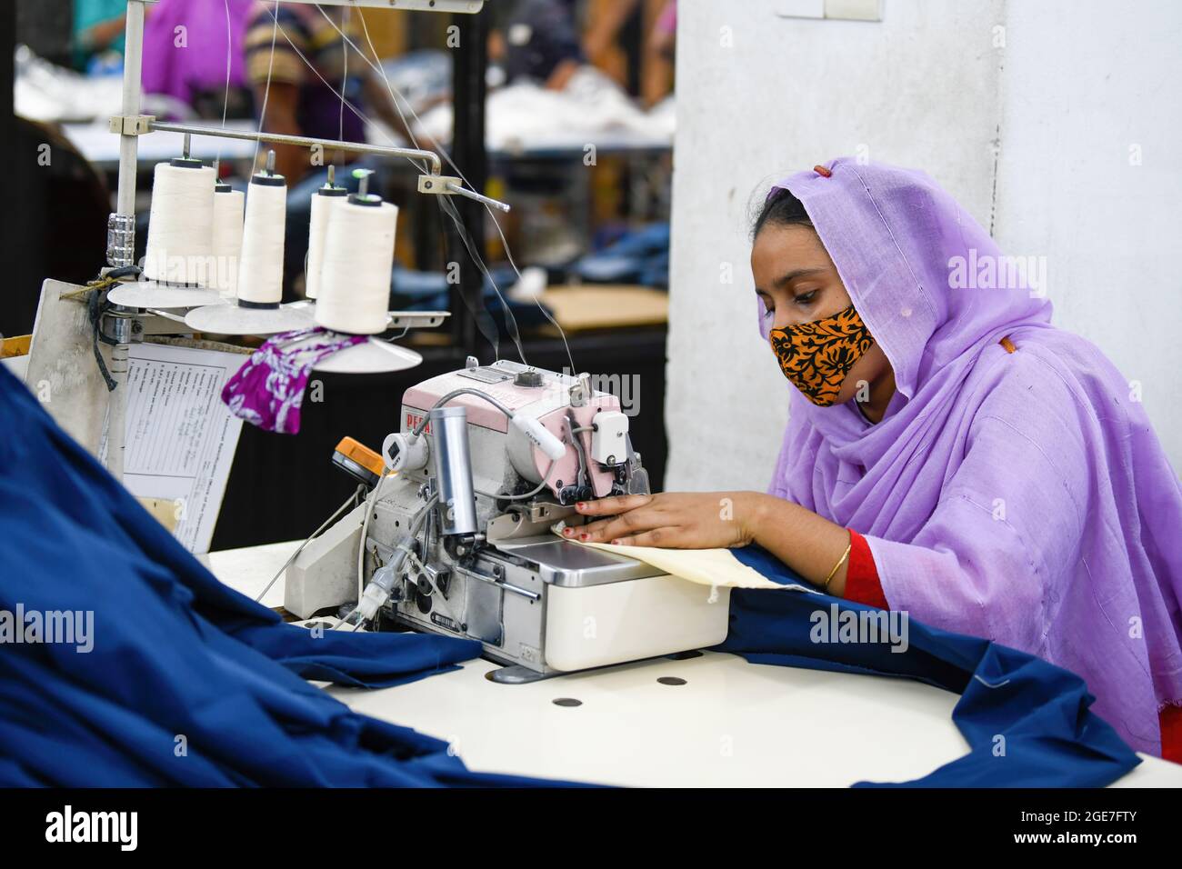 Dhaka, Bangladesch. August 2021. Eine Ready-Made Garment (RMG)-Arbeiterin, die während ihrer Arbeit als Vorsichtsmaßnahme gegen die Ausbreitung des Coronavirus eine Gesichtsmaske trägt, in der Bekleidungsfabrik Civil Engineering Limited in Dhaka. (Foto von Piyas Biswas/SOPA Images/Sipa USA) Quelle: SIPA USA/Alamy Live News Stockfoto