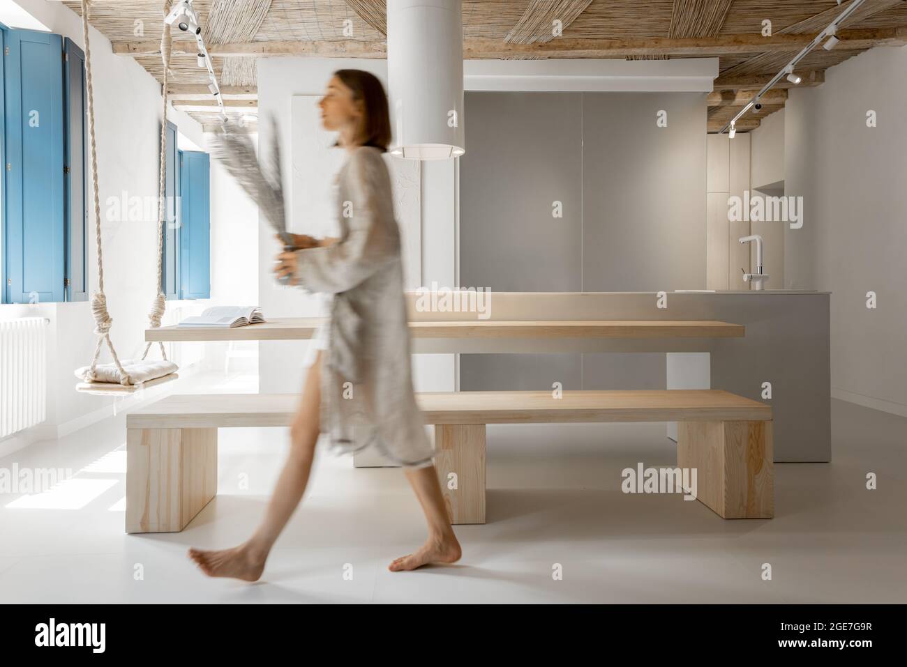 Moderne Studio-Wohnung mit weiblichen Person zu Fuß Stockfoto