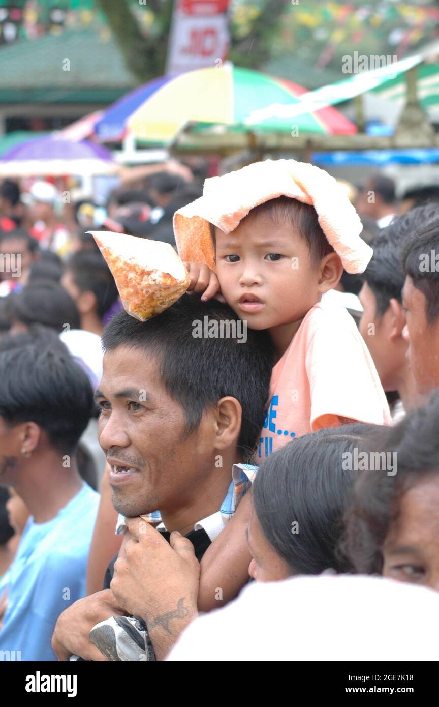 BACOLOD, PHILIPPINEN - 18. Dez 2009: Eine vertikale Aufnahme von Filipinos während des Festivals in Bacolod, Philippinen Stockfoto