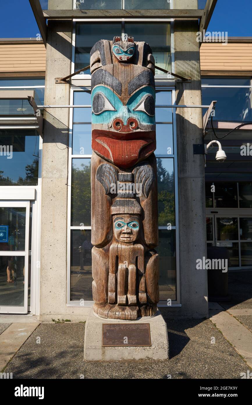 Kwakiutl Bear Pole geschnitzt von Tony Hunt vor dem BC Ferries Horseshoe Bay Fährhafen, West Vancouver, British Columbia Kanada Stockfoto