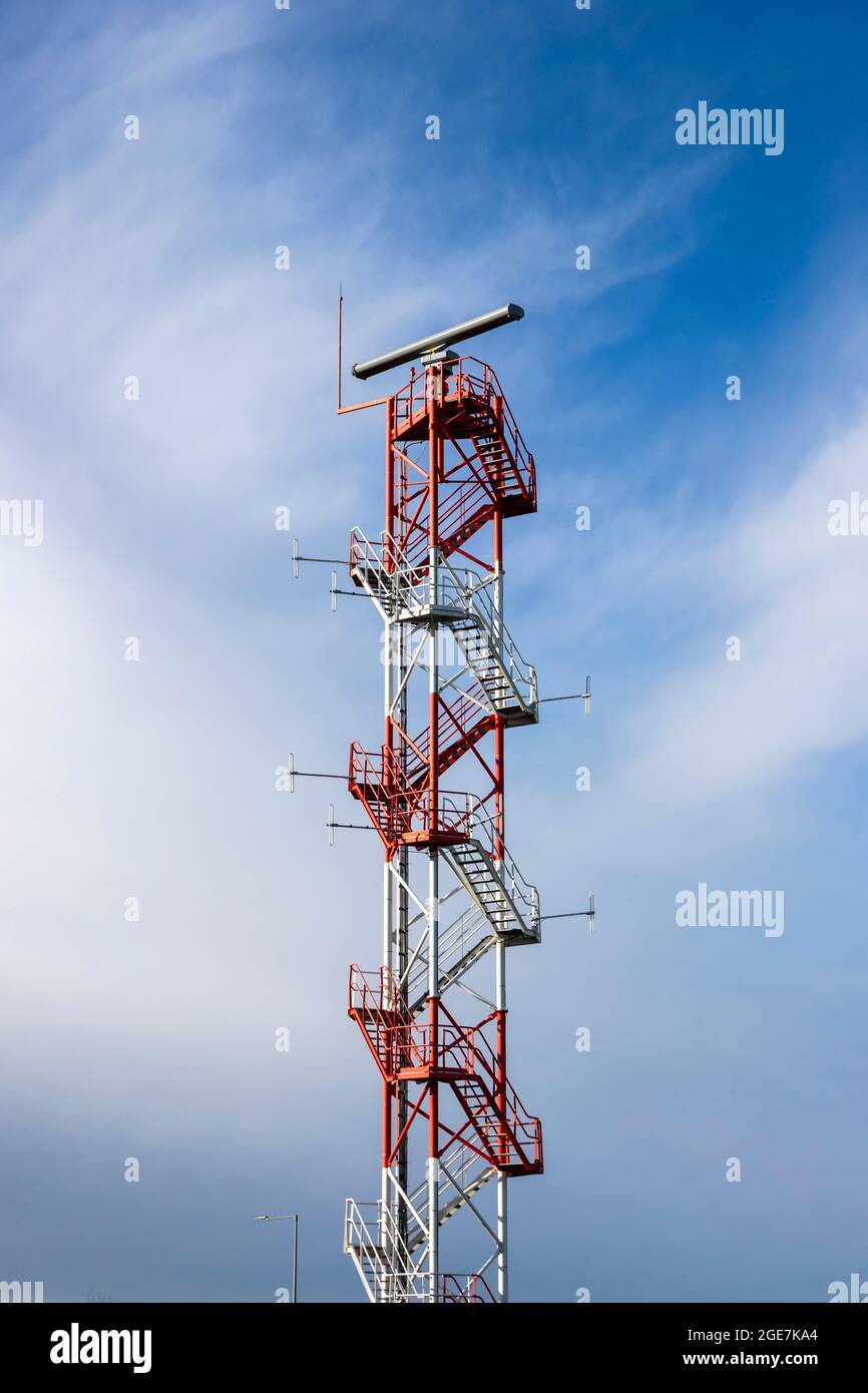 Radar für die Oberflächenbewegung am Flughafen zur Überwachung des Flugverkehrs und der Sicherheit von Flugzeugen. Stahlgerüst mit Antenne. Irland Stockfoto