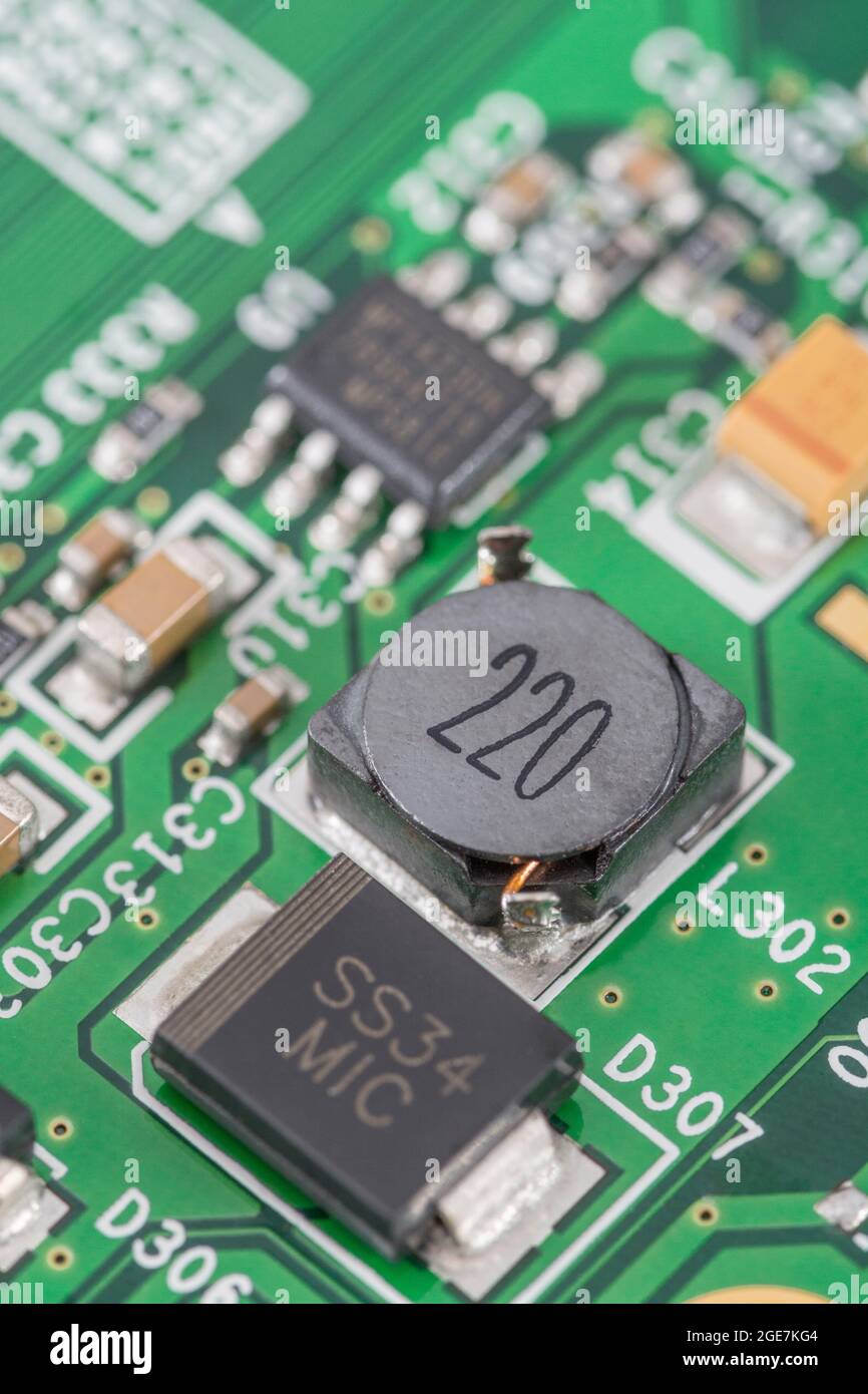 Makro-SMD-/SM-Leistungsinduktivität auf leiterplatte. Unsicher, ob dies als halbabgeschirmter oder abgeschirmter Kondensator + Schottky-Sperrdiode klassifiziert wird. Stockfoto