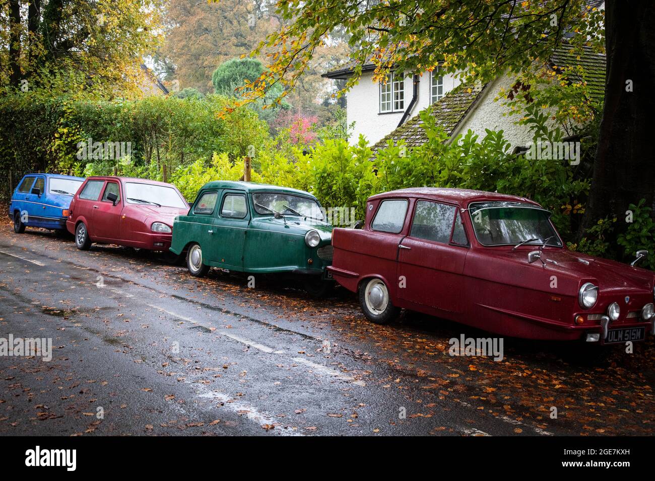 Vier Reliant Robins parkten auf einer Landstraße, Surrey, England. Stockfoto