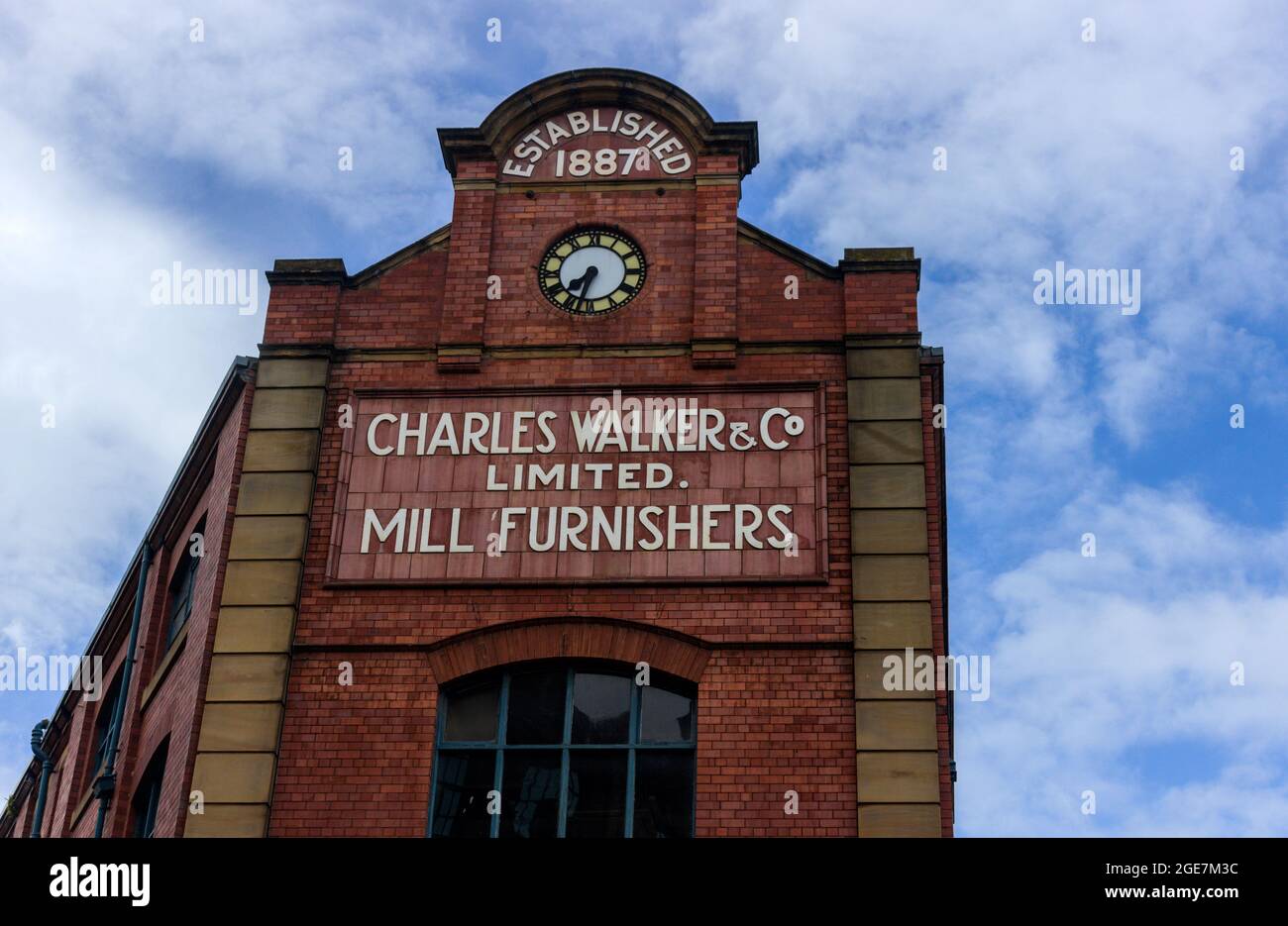 Gefliestes Schild für Charles Walker & Co. Limited Mill Furnishers. Concordia Street, Leeds, West yorkshire. Stockfoto