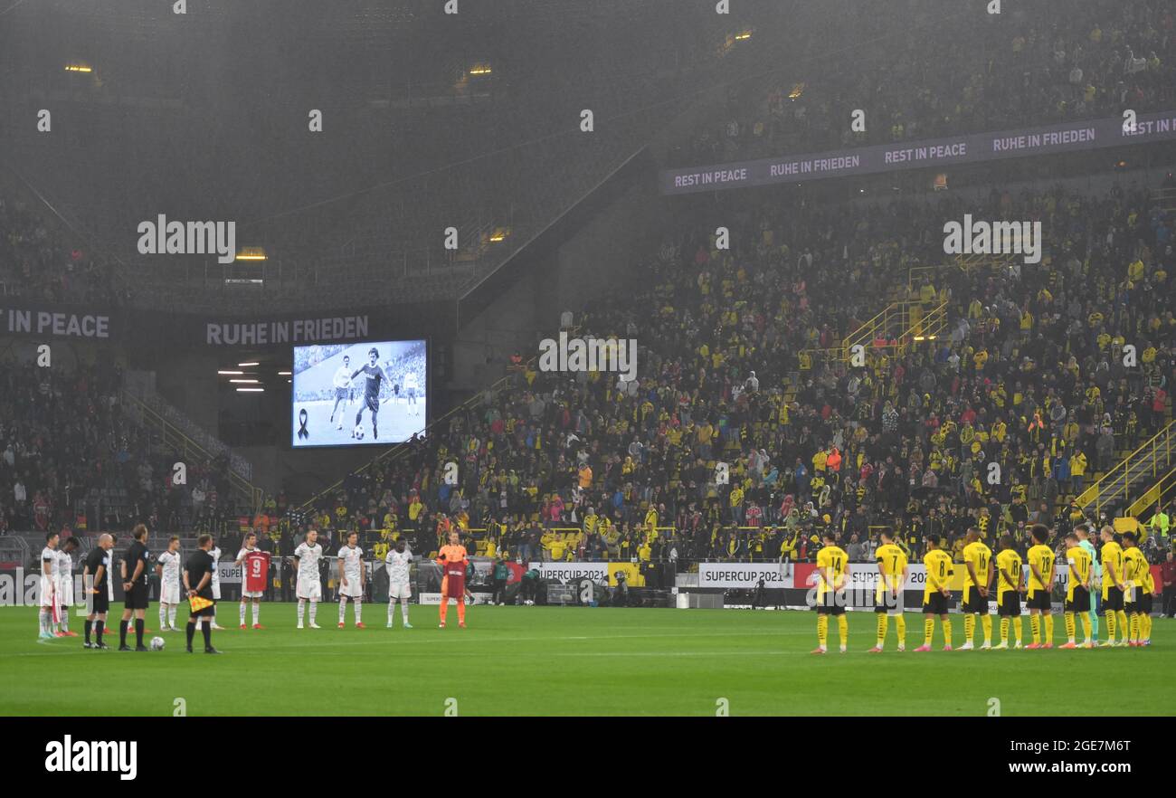 17. August 2021, Nordrhein-Westfalen, Dortmund: Fußball, DFL-Supercup, Finale, Borussia Dortmund - Bayern München, Signal Iduna Park: Vor Spielbeginn wird eine Schweigeminute zum Gedenken an die verstorbene Fußballlegende Gerd Müller gehalten. Der Münchner Mittelfeldspieler Thomas Müller wird ein Trikot mit dem Namen des berühmten Stürters tragen. WICHTIGER HINWEIS: Gemäß den Bestimmungen der DFL Deutsche Fußball Liga und des DFB Deutscher Fußball-Bund ist es untersagt, im Stadion und/oder des Spiels aufgenommene Fotos in Form von Sequenzbildern und/oder videoähnlichen Fotos zu verwenden oder zu verwenden Stockfoto