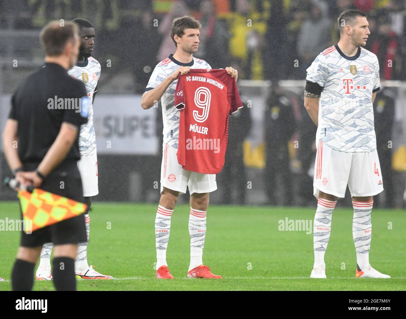 17. August 2021, Nordrhein-Westfalen, Dortmund: Fußball, DFL-Supercup, Finale, Borussia Dortmund - Bayern München, Signal Iduna Park: Vor Spielbeginn wird eine Schweigeminute zum Gedenken an die verstorbene Fußballlegende Gerd Müller gehalten. Der Münchner Mittelfeldspieler Thomas Müller wird ein Trikot mit dem Namen des berühmten Stürters tragen. WICHTIGER HINWEIS: Gemäß den Bestimmungen der DFL Deutsche Fußball Liga und des DFB Deutscher Fußball-Bund ist es untersagt, im Stadion und/oder des Spiels aufgenommene Fotos in Form von Sequenzbildern und/oder videoähnlichen Fotos zu verwenden oder zu verwenden Stockfoto