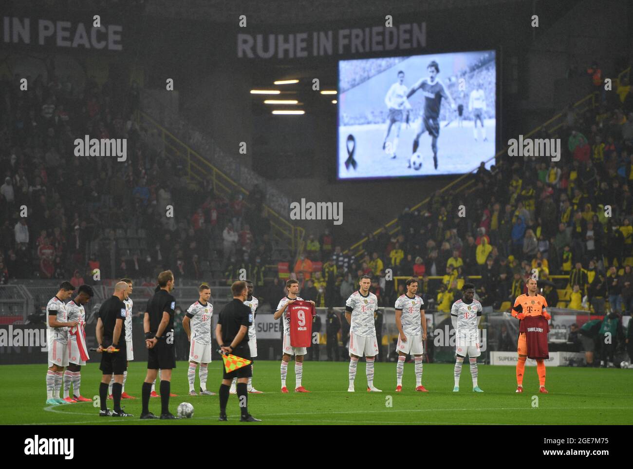 17. August 2021, Nordrhein-Westfalen, Dortmund: Fußball, DFL-Supercup, Finale, Borussia Dortmund - Bayern München, Signal Iduna Park: Vor Spielbeginn wird eine Schweigeminute zum Gedenken an die verstorbene Fußballlegende Gerd Müller gehalten. Der Münchner Mittelfeldspieler Thomas Müller wird ein Trikot mit dem Namen des berühmten Stürters tragen. WICHTIGER HINWEIS: Gemäß den Bestimmungen der DFL Deutsche Fußball Liga und des DFB Deutscher Fußball-Bund ist es untersagt, im Stadion und/oder des Spiels aufgenommene Fotos in Form von Sequenzbildern und/oder videoähnlichen Fotos zu verwenden oder zu verwenden Stockfoto