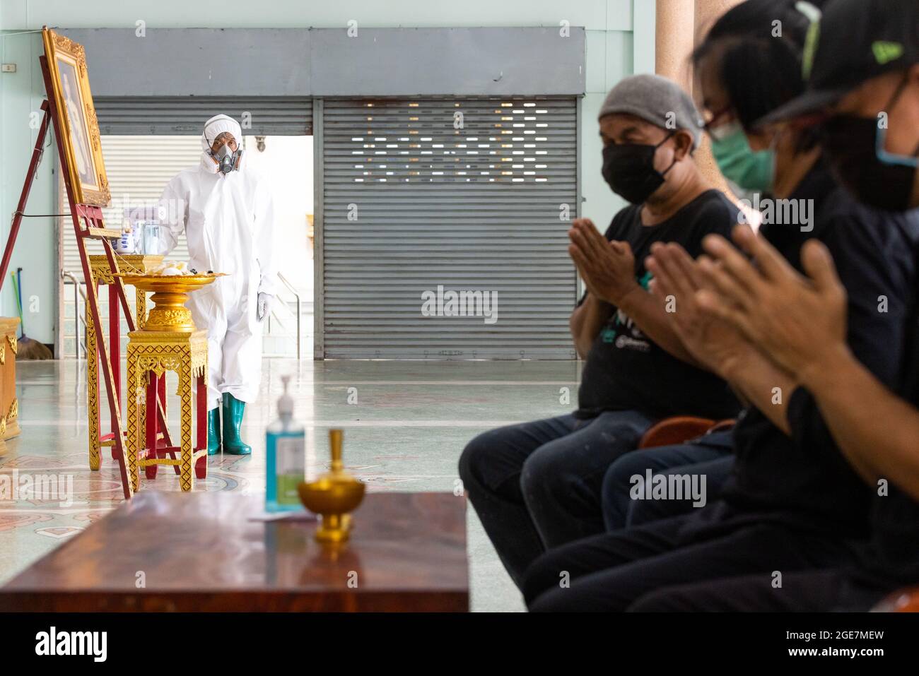 Thonburi, Thailand. August 2021. Buddhistische Beerdigung in der COVID-19-Ära im Sutthawat-Tempel.das COVID-Delta breitet sich in Thailand mit 20,000 Infektionen und 200 Todesfällen pro Tag stark aus. Nur wenige Tempel akzeptieren COVID-19-Körper, die zu einem Mangel an Krematorien führen, um buddhistische Kremierungsrituale durchzuführen. (Foto: Phobthum Yingpaiboonsuk/SOPA Images/Sipa USA) Quelle: SIPA USA/Alamy Live News Stockfoto