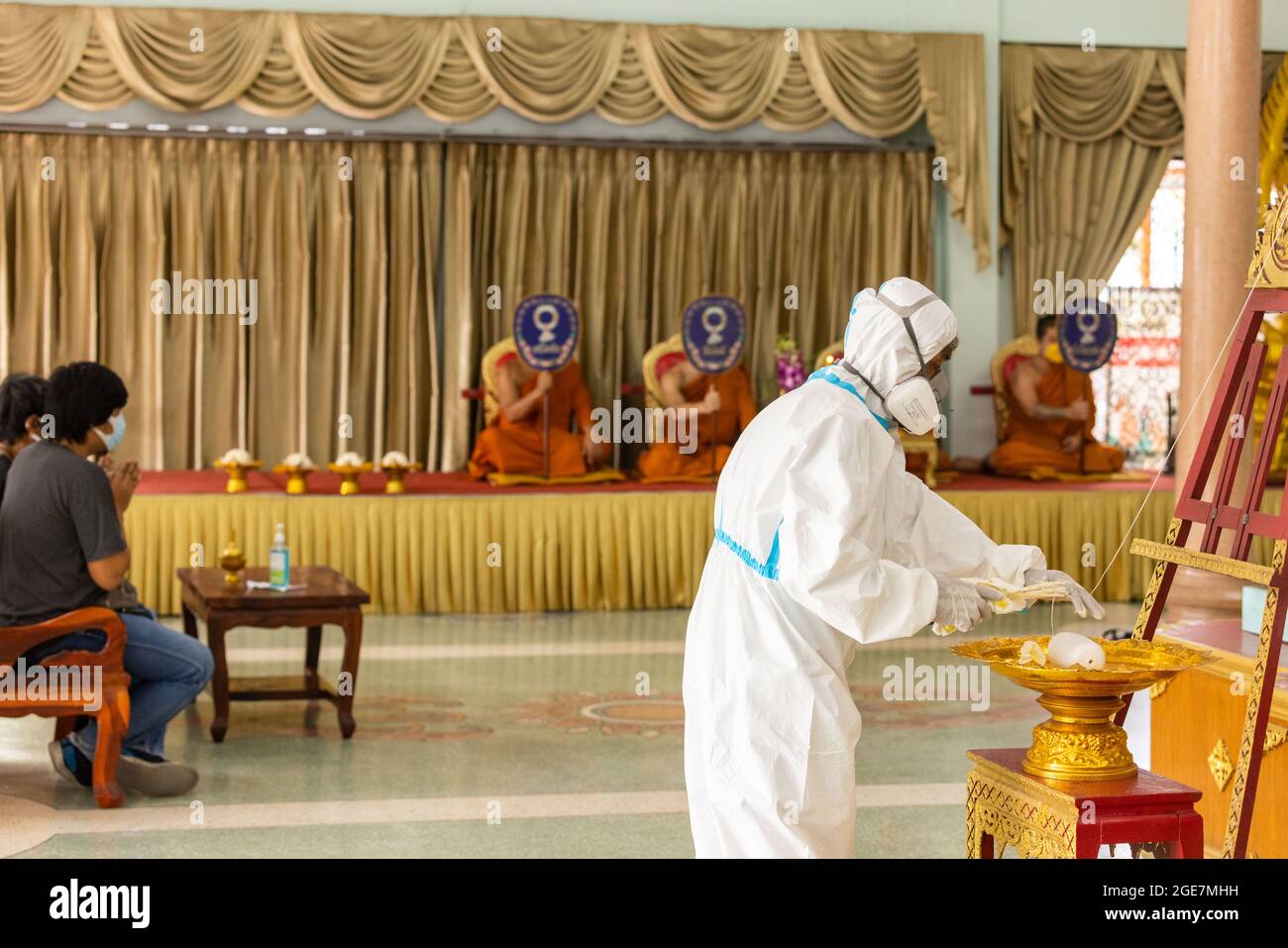 Thonburi, Bangkok, Thailand. Juli 2021. Buddhistische Beerdigung in der COVID-19-Ära im Sutthawat-Tempel.das COVID-Delta breitet sich in Thailand mit 20,000 Infektionen und 200 Todesfällen pro Tag stark aus. Nur wenige Tempel akzeptieren COVID-19-Körper, die zu einem Mangel an Krematorien führen, um buddhistische Kremierungsrituale durchzuführen. (Bild: © Phobthum Yingpaiboonsuk/SOPA-Bilder über ZUMA Press Wire) Stockfoto