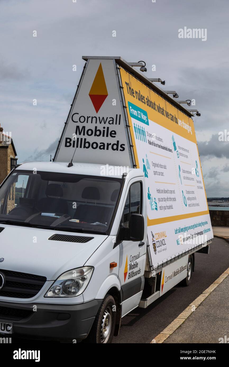 Mobile Plakatwand, die Passanten auf die Regeln in Bezug auf Covid-19, Cornwall, England aufmerksam macht. Stockfoto