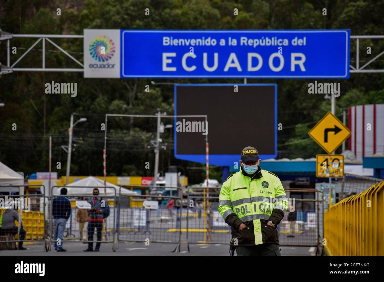 Die kolumbianische Polizeiwache protestiert mit dem Schild „Willkommen in Ecuador“, während Fahrer von Fahrzeugen des öffentlichen Dienstes auf der internationalen Brücke Rumitschaca protestieren, die die Länder Kolumbien und Ecuador verbindet und die Öffnung der Grenze wegen der Schließung von COVID-19 fordert, die die lokale Wirtschaft in Ipiales beeinträchtigt, Nariño am 17. August 2021 Stockfoto