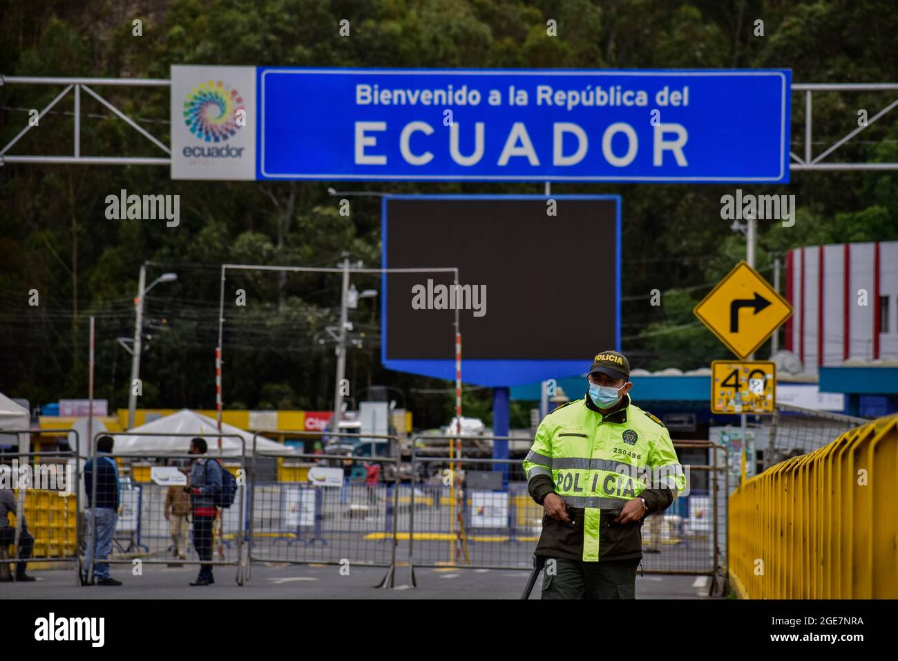 Die kolumbianische Polizeiwache protestiert mit dem Schild „Willkommen in Ecuador“, während Fahrer von Fahrzeugen des öffentlichen Dienstes auf der internationalen Brücke Rumitschaca protestieren, die die Länder Kolumbien und Ecuador verbindet und die Öffnung der Grenze wegen der Schließung von COVID-19 fordert, die die lokale Wirtschaft in Ipiales beeinträchtigt, Nariño am 17. August 2021 Stockfoto