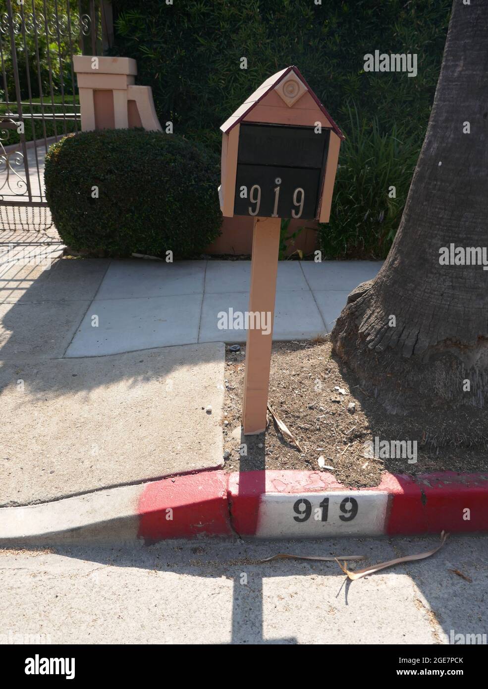 Beverly Hills, California, USA 13. August 2021 EINE allgemeine Sicht auf die Atmosphäre der Schauspielerin Joan Collins, die am 13. August 2021 in Beverly Hills, Kalifornien, USA, in einem ehemaligen Haus am 919 N. Crescent Drive untergebracht war. Foto von Barry King/Alamy Stockfoto Stockfoto