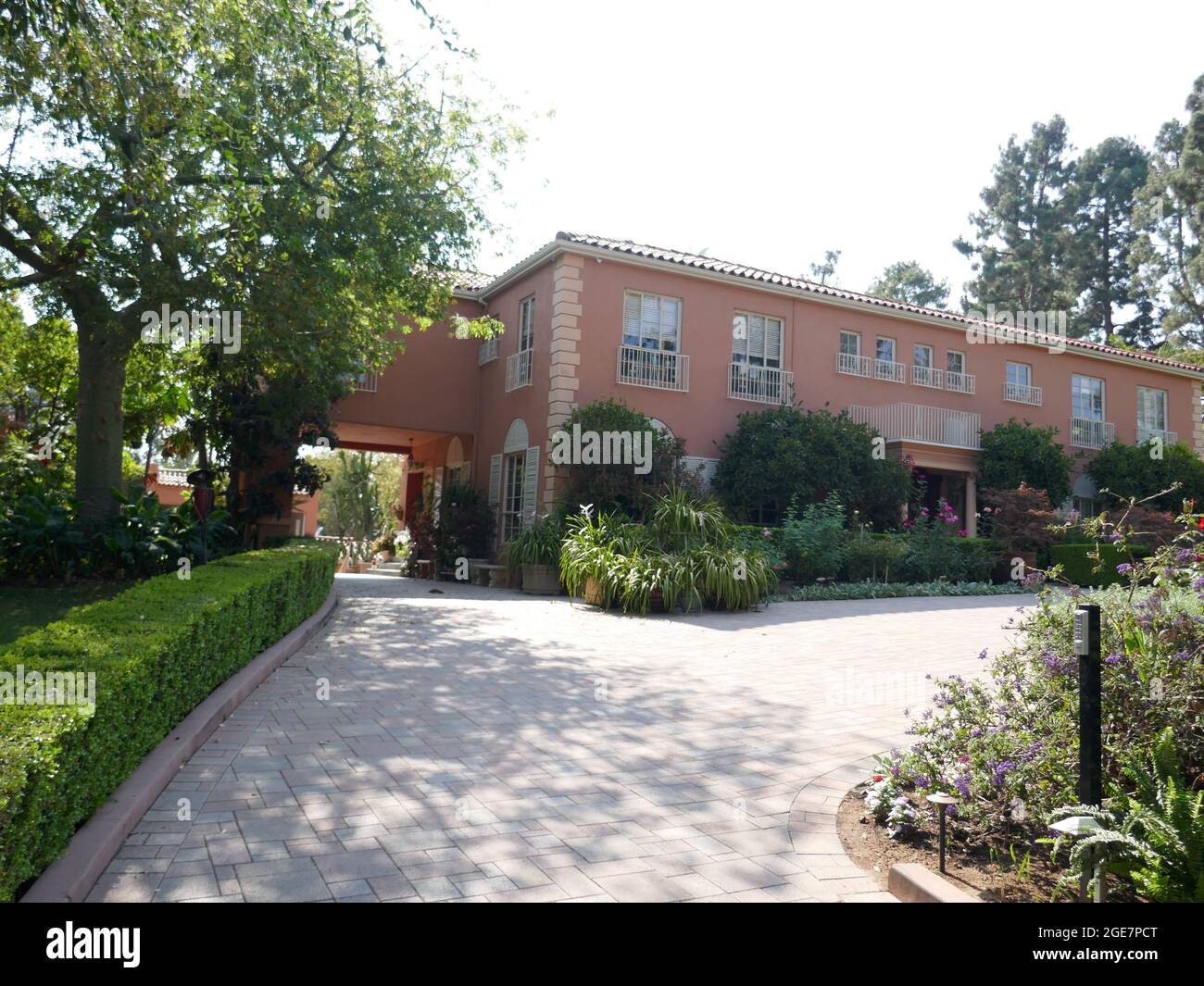 Beverly Hills, California, USA 13. August 2021 EINE allgemeine Sicht auf die Atmosphäre der Schauspielerin Joan Collins, die am 13. August 2021 in Beverly Hills, Kalifornien, USA, in einem ehemaligen Haus am 919 N. Crescent Drive untergebracht war. Foto von Barry King/Alamy Stockfoto Stockfoto