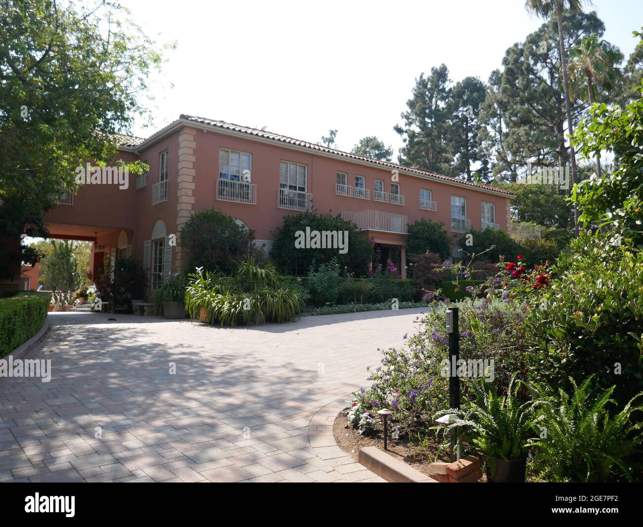 Beverly Hills, California, USA 13. August 2021 EINE allgemeine Sicht auf die Atmosphäre der Schauspielerin Joan Collins, die am 13. August 2021 in Beverly Hills, Kalifornien, USA, in einem ehemaligen Haus am 919 N. Crescent Drive untergebracht war. Foto von Barry King/Alamy Stockfoto Stockfoto