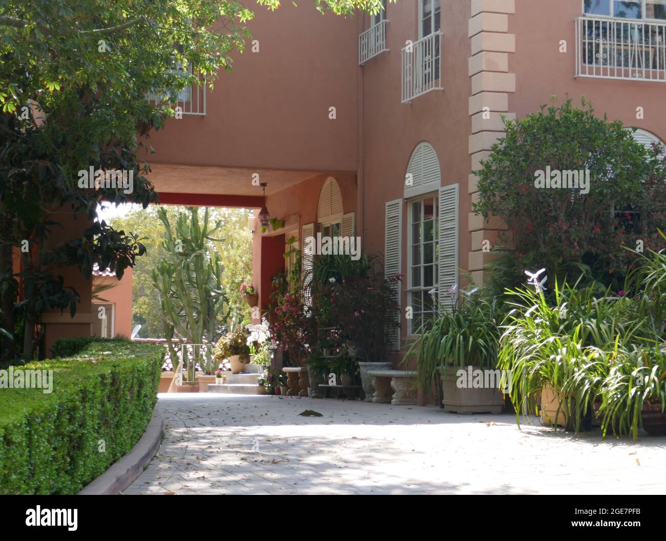 Beverly Hills, California, USA 13. August 2021 EINE allgemeine Sicht auf die Atmosphäre der Schauspielerin Joan Collins, die am 13. August 2021 in Beverly Hills, Kalifornien, USA, in einem ehemaligen Haus am 919 N. Crescent Drive untergebracht war. Foto von Barry King/Alamy Stockfoto Stockfoto