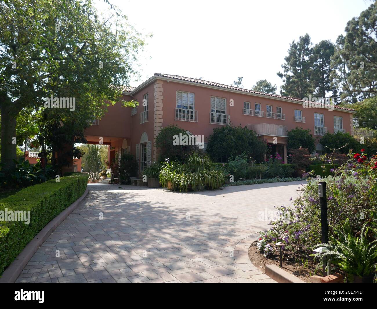 Beverly Hills, California, USA 13. August 2021 EINE allgemeine Sicht auf die Atmosphäre der Schauspielerin Joan Collins, die am 13. August 2021 in Beverly Hills, Kalifornien, USA, in einem ehemaligen Haus am 919 N. Crescent Drive untergebracht war. Foto von Barry King/Alamy Stockfoto Stockfoto