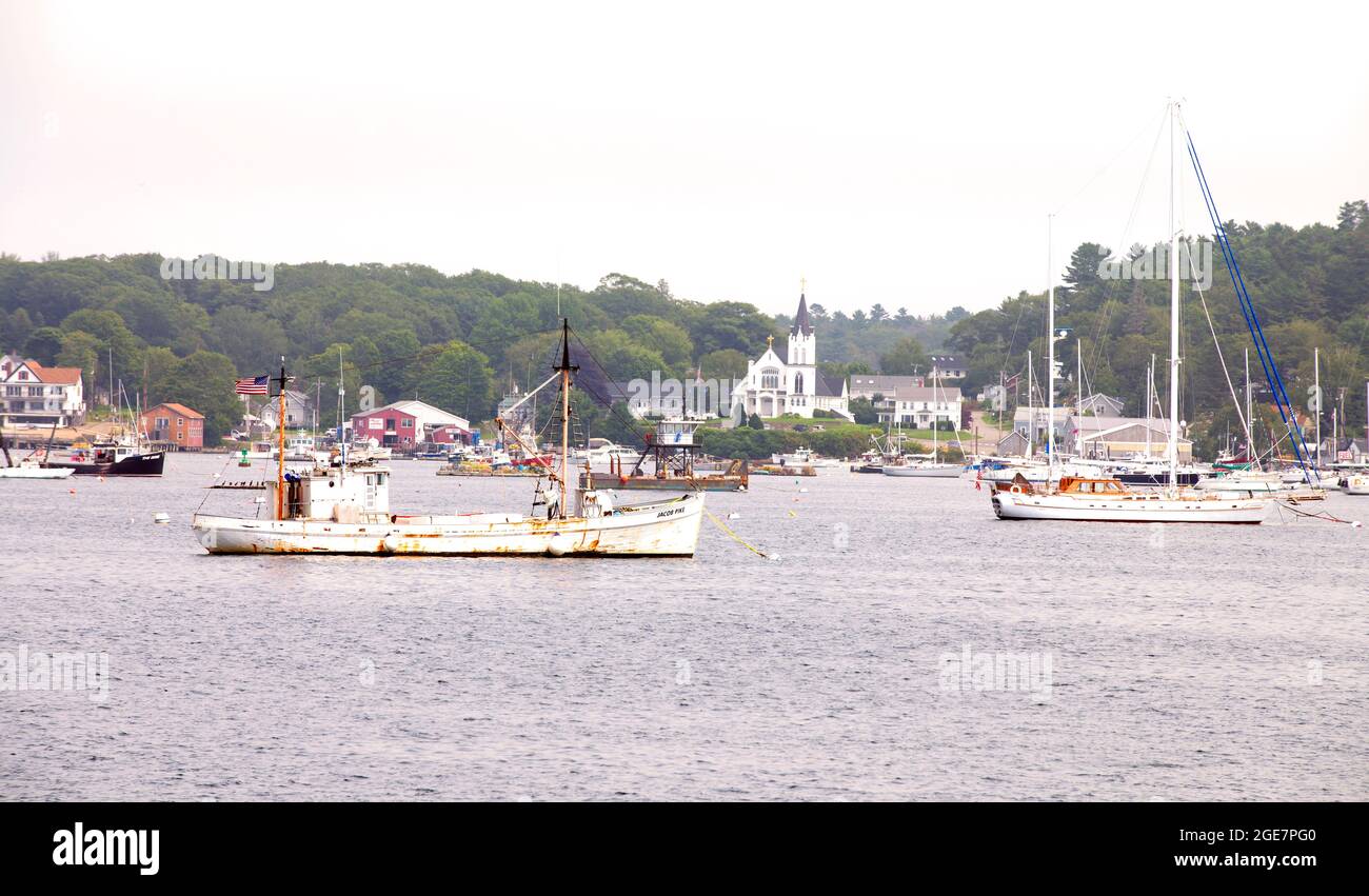 Ein Fischerboot aus Gloucester vor Anker in Boothbay Harbor, Maine, USA Stockfoto