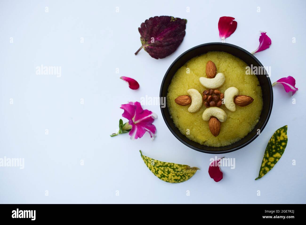 Traditionelle indische Dessert Süßigkeiten aus Grieß oder rawa bekannt als Kesari Bad mit Nüssen verziert garniert. südasiatische süß auf weißem Hintergrund. Stockfoto