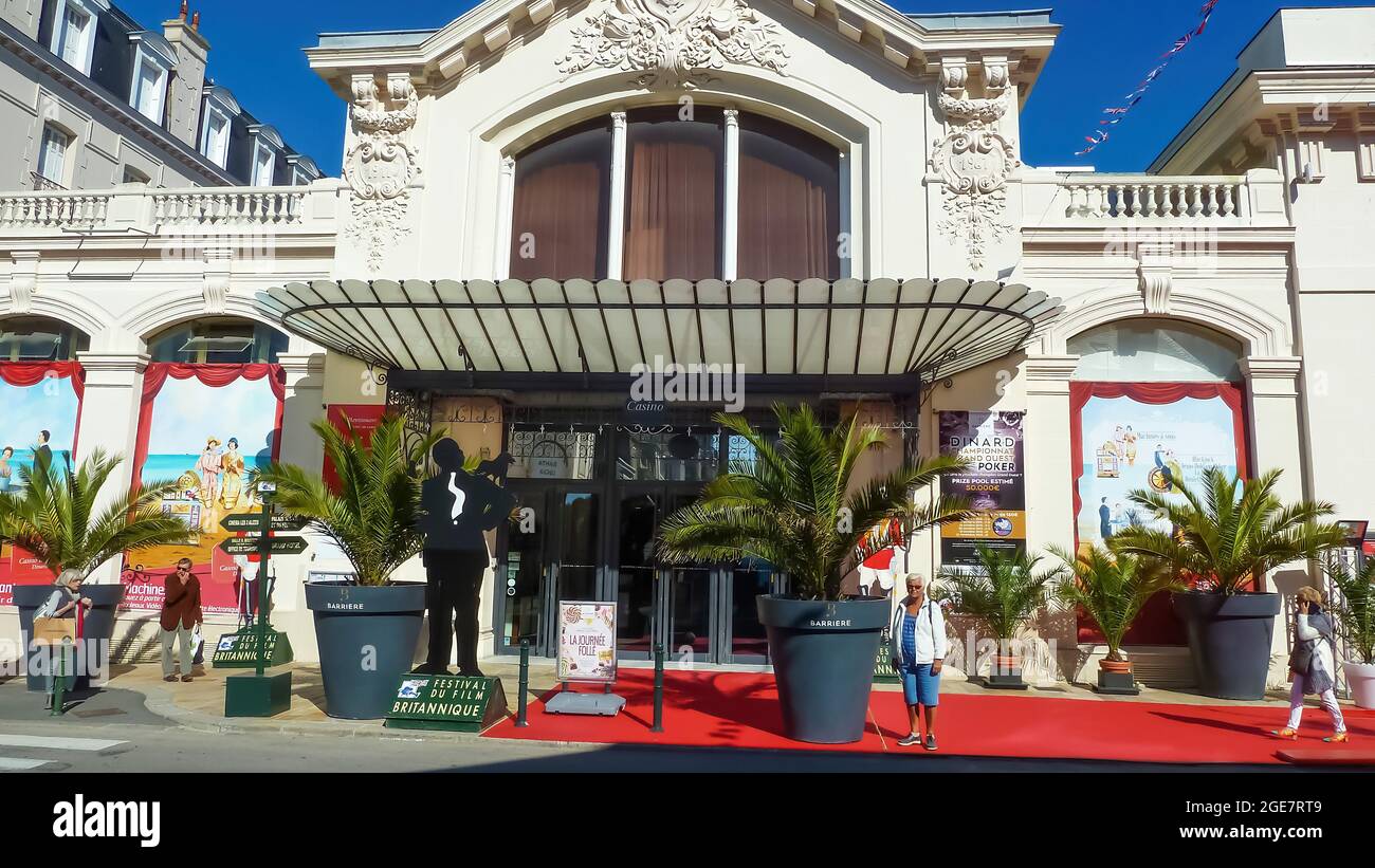 Dinard, Frankreich - September 15. 2015: Blick auf das Casino während des Festival du Film britannique mit rotem Teppich vor blauem Himmel Stockfoto