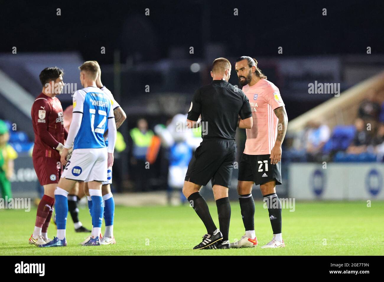 PETERBOROUGH, GROSSBRITANNIEN. AUGUST. Marlon Pack von Cardiff City spricht mit dem Spieloffizier, nachdem er am Dienstag, dem 17. August 2021, während des Sky Bet Championship-Spiels zwischen Peterborough United und Cardiff City im Weston Homes Stadium, Peterborough, eine gelbe Karte gezeigt hat. (Kredit: James Holyoak | MI News) Kredit: MI Nachrichten & Sport /Alamy Live News Stockfoto