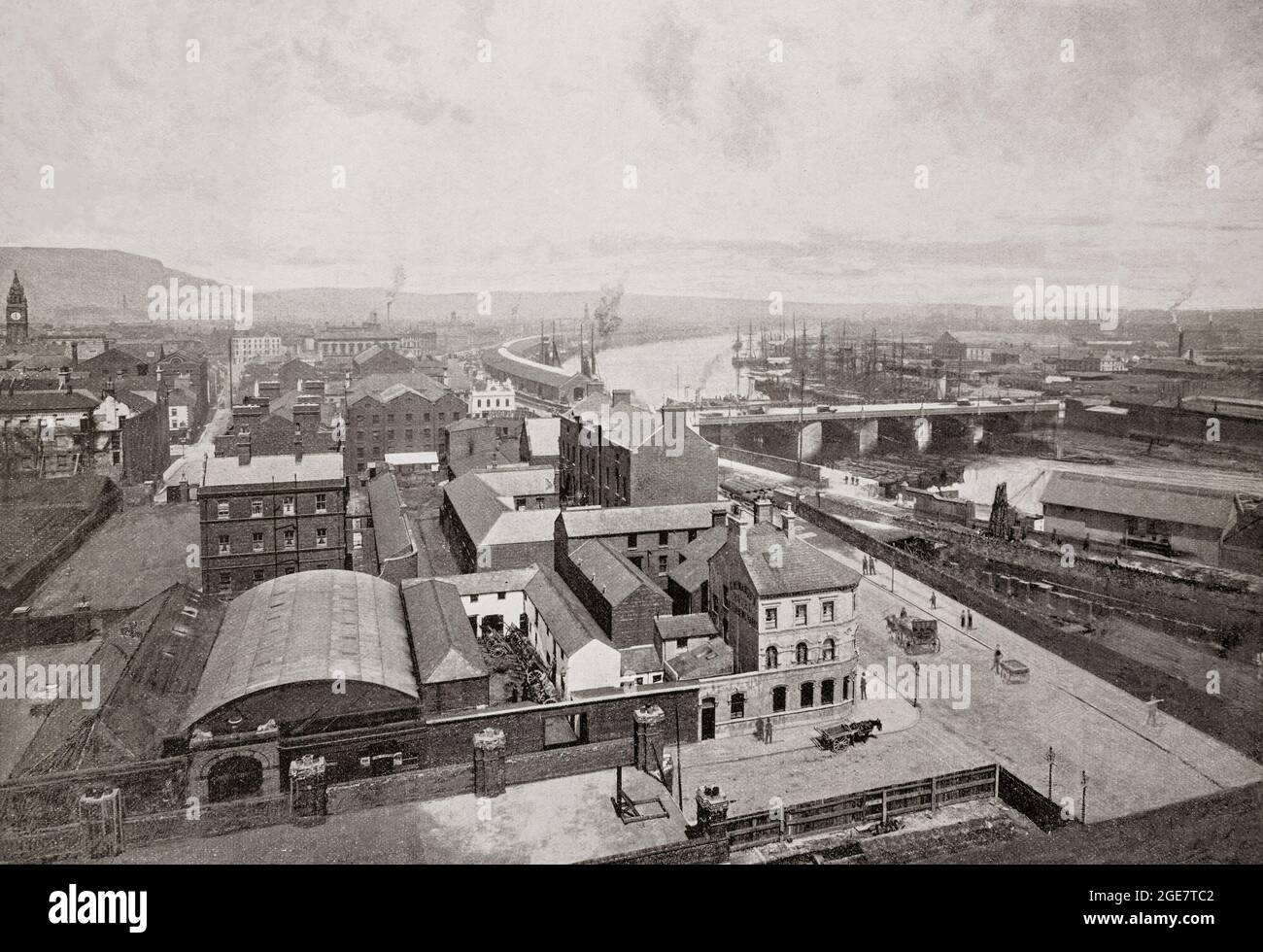 Der dritte von drei Panoramasicht aus dem späten 19. Jahrhundert auf Belfast, die Hauptstadt und größte Stadt Nordirlands, am Ufer des Flusses Lagan an an der Ostküste. Belfast war ein wichtiger Hafen, der eine wichtige Rolle in der industriellen Revolution in Irland spielte und ihm den Spitznamen „Linenopolis“ als ein wichtiges Zentrum der irischen Leinenproduktion, Tabakverarbeitung und Seilherstellung einbrachte. Der Schiffbau war auch eine Schlüsselindustrie; die Harland- und Wolff-Werft, die die RMS Titanic gebaut hat, war die größte Werft der Welt und kann an der Flussseite hinter der Queens Bridge gesehen werden. Stockfoto