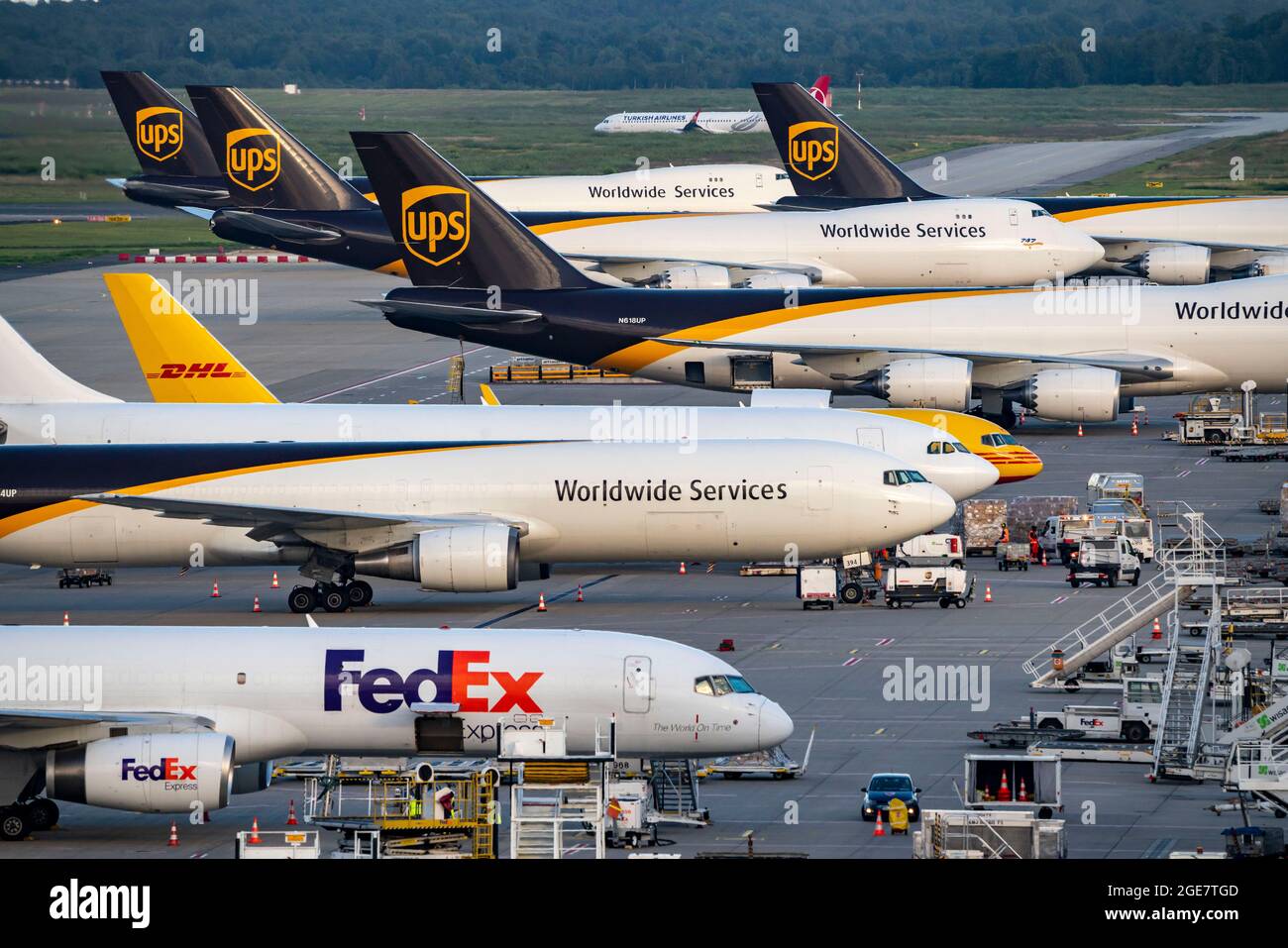 Flughafen Köln-Bonn, CGN, Frachtflugzeuge stehen vor dem Luftfrachtzentrum, werden be- und entladen, USA, Turkish Airlines Airbus auf dem Weg dorthin Stockfoto