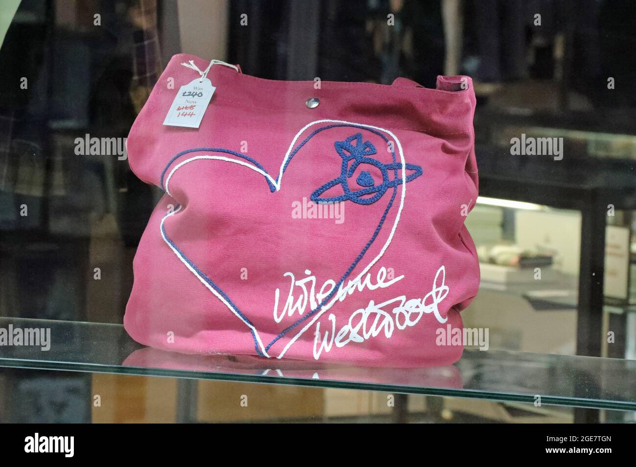 Himbeerrote Tasche in einem Schaufenster von Vivienne Westwood Stockfoto