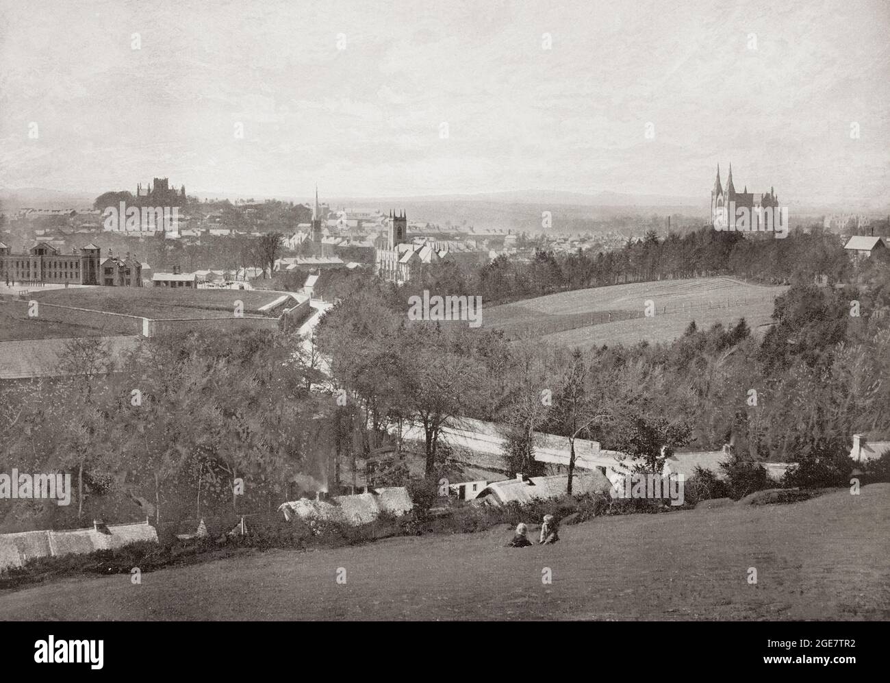 Eine Panoramalandschaft aus dem späten 19. Jahrhundert von Armagh, einer Grafschaft der Grafschaft Armagh und einer Stadt in Nordirland. Es ist die kirchliche Hauptstadt Irlands und Sitz der Erzbischöfe von Armagh, der Primaten von ganz Irland sowohl für die römisch-katholische Kirche als auch für die Kirche von Irland. Die St. Patrick's Cathedral (Church of Ireland), die auf einem Hügel auf etwa 445 n. Chr. zurückgeht, ist auf der Skyline zu sehen (links). Die St. Patrick's Cathedral (römisch-katholisch) wurde in der zweiten Hälfte des 19. Jahrhunderts erbaut und ist mit zwei 64 m hohen Türmen ausgestattet (rechts). Stockfoto