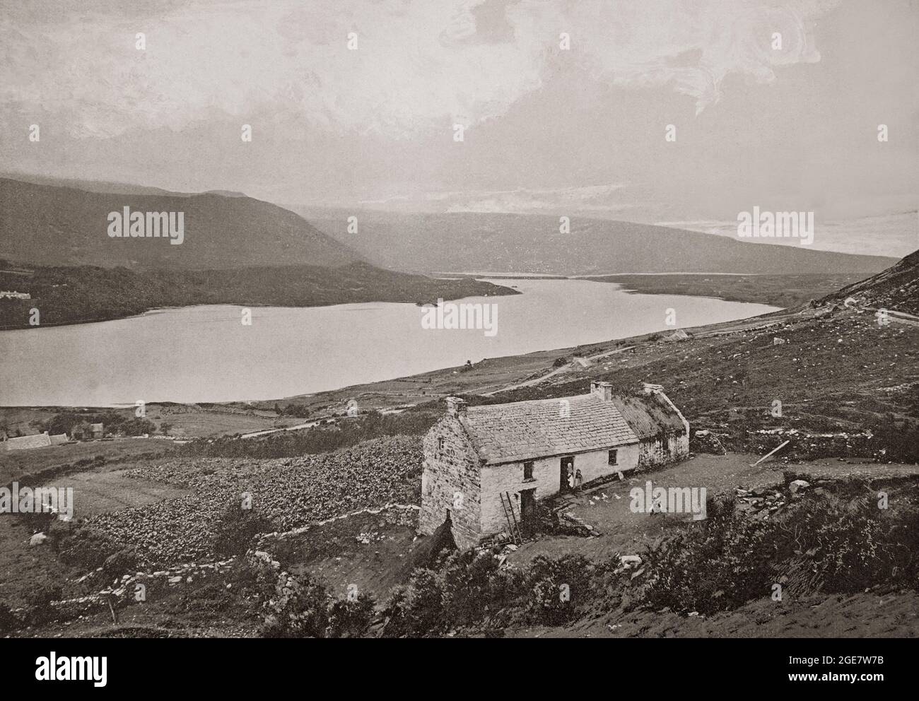 Eine Ansicht des Dunlewey Lough aus dem späten 19. Jahrhundert, oder Dunlewy Lough, in der Grafschaft Donegal, Irland. Es liegt am Fuße des Errigal und neben dem Weiler Dunlewy (oder Dunlewy). Lange besiedelt, gibt es die Überreste eines crannóg (eine befestigte See Wohnung) auf dem See, die die Quelle des Namens Dún Lúiche sein könnte, was bedeutet "Lughs Festung". Stockfoto