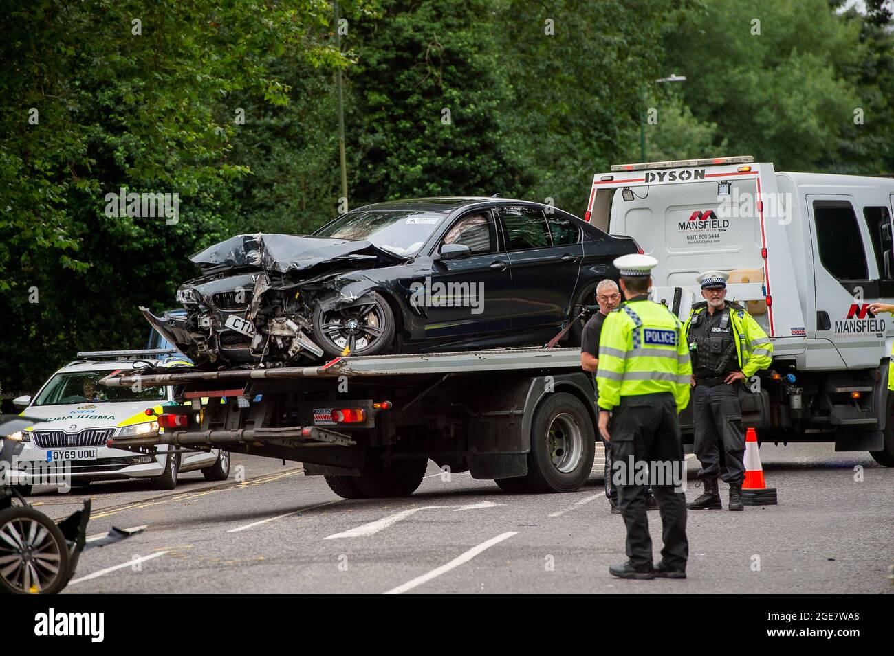 Sunninghill, Berkshire, Großbritannien. August 2021. Ein Teil der A329 wurde heute Nachmittag nach einem Verkehrsunfall geschlossen. Die RTA ereignete sich in der Nähe der berüchtigten gefährlichen T-Kreuzung auf der B383 an der Buckhurst Road und der A329. Zwei Autos wurden schwer beschädigt und die Mauer eines Wohngrundstücks auf der A329 wurde abgerissen. Ein Krankenwagen war am Unfallort anwesend. Quelle: Maureen McLean/Alamy Live News Stockfoto