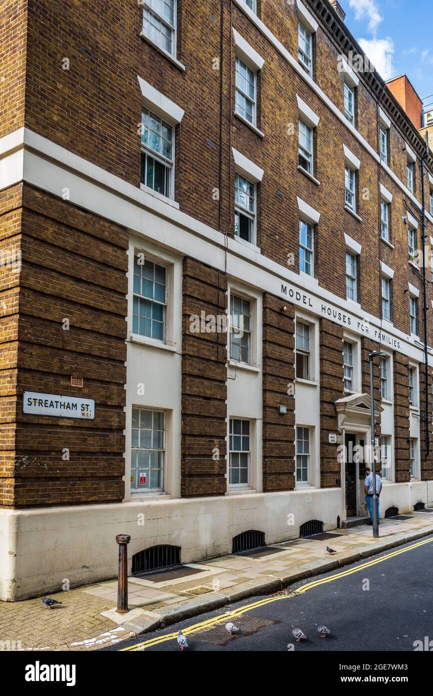 Musterhäuser für Familien (jetzt Parnell House), Streatham Street, London - frühes philanthropisches Wohnungswesen in Bloomsbury Central London 1845. Stockfoto