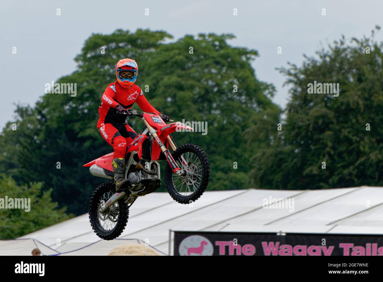 MotorradStuntFahrer vom Stannage Stunt Team begeistern die Menge auf der Wiltshire Game and