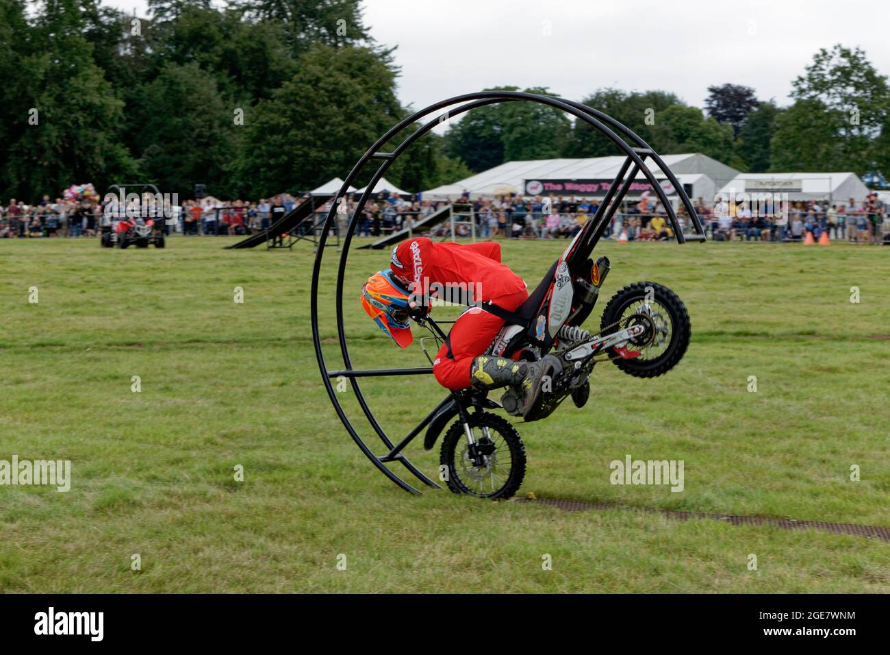 Motorrad-Stunt-Fahrer vom Stannage Stunt Team begeistern die Menge auf der Wiltshire Game and Country Fair Stockfoto